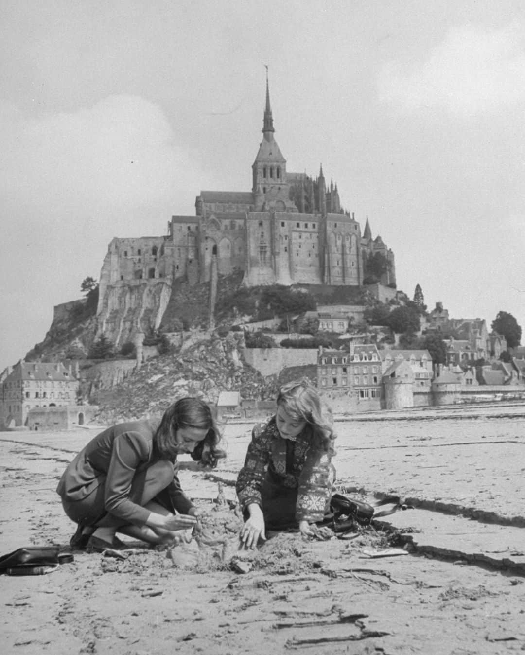 lifeさんのインスタグラム写真 - (lifeInstagram)「Travelers at Mont-Saint Michel building a sand replica of France's medieval abbey, 1948.   See more dreamy destinations from the LIFE archive by clicking the link in bio.   (📷 Yale Joel/LIFE Picture Collection)   #LIFEMagazine #LIFEArchive #YaleJoel #1940s #Travel #Destinations #MontSaintMichel #France #Europe」8月4日 0時30分 - life