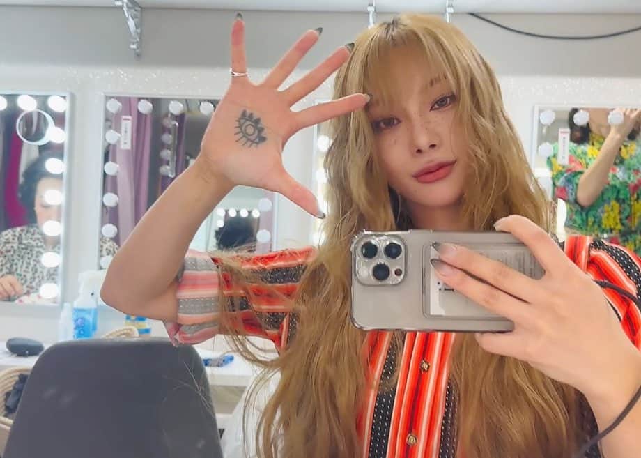 仲万美（Bambi Naka）のインスタグラム：「舞台 Beautiful Twelve 〜美しき12人〜 無事初日を迎えれました。  約1ヶ月、練習を積んできて やっとこ初日を迎えれました。  いやぁ、 疲れる！とっても！！ 怒るのも、怒られるのも、怒ってるのを聞いてるのも。 でも、最高に楽しい。 芝居してるなーって感動をステージ上で感じております(怒りながら)  8/7まで公演中ですので 是非体感してみてください！！ お待ちしております🩶  鈴木、たぁこさん、たぁこさんママ 来てくれてありがとう🥹🩶」