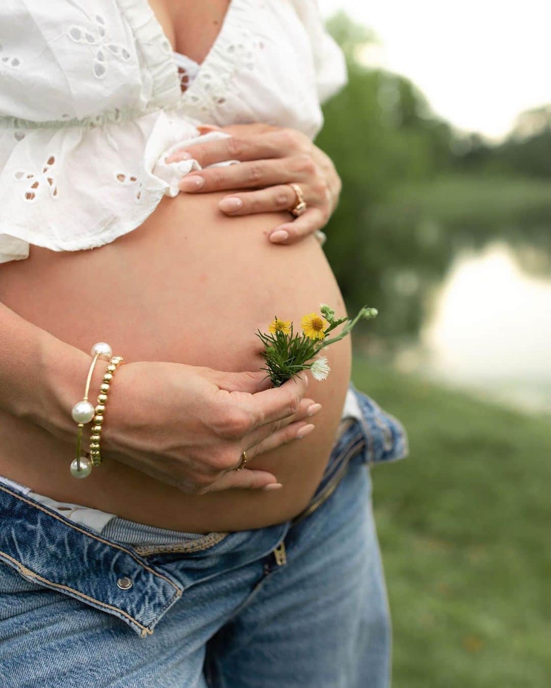 サマンサ・ドロークのインスタグラム：「36 weeks ✨  I can’t wait to meet my little boyfriend. 🥰💙 Ahhh the anticipation!!!   I will gladly be taking any of your baby boy advice in the comments below! 💙  #babyboy #36weekspregnant #36weeks #preggo #nashville #nashvillemama」