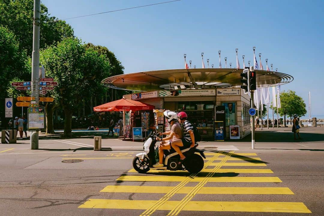 アレックス・シブタニさんのインスタグラム写真 - (アレックス・シブタニInstagram)「Lausanne, Switzerland. July, 2023.  #lausanne #switzerland #lakegeneva #leleman #leica #leicacamera #postcards #travelphotography #shotsbyshibs」8月4日 0時25分 - alexshibutani