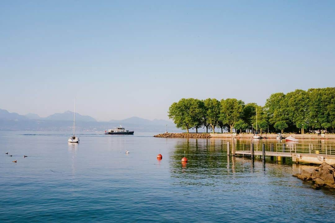 アレックス・シブタニさんのインスタグラム写真 - (アレックス・シブタニInstagram)「Lausanne, Switzerland. July, 2023.  #lausanne #switzerland #lakegeneva #leleman #leica #leicacamera #postcards #travelphotography #shotsbyshibs」8月4日 0時25分 - alexshibutani