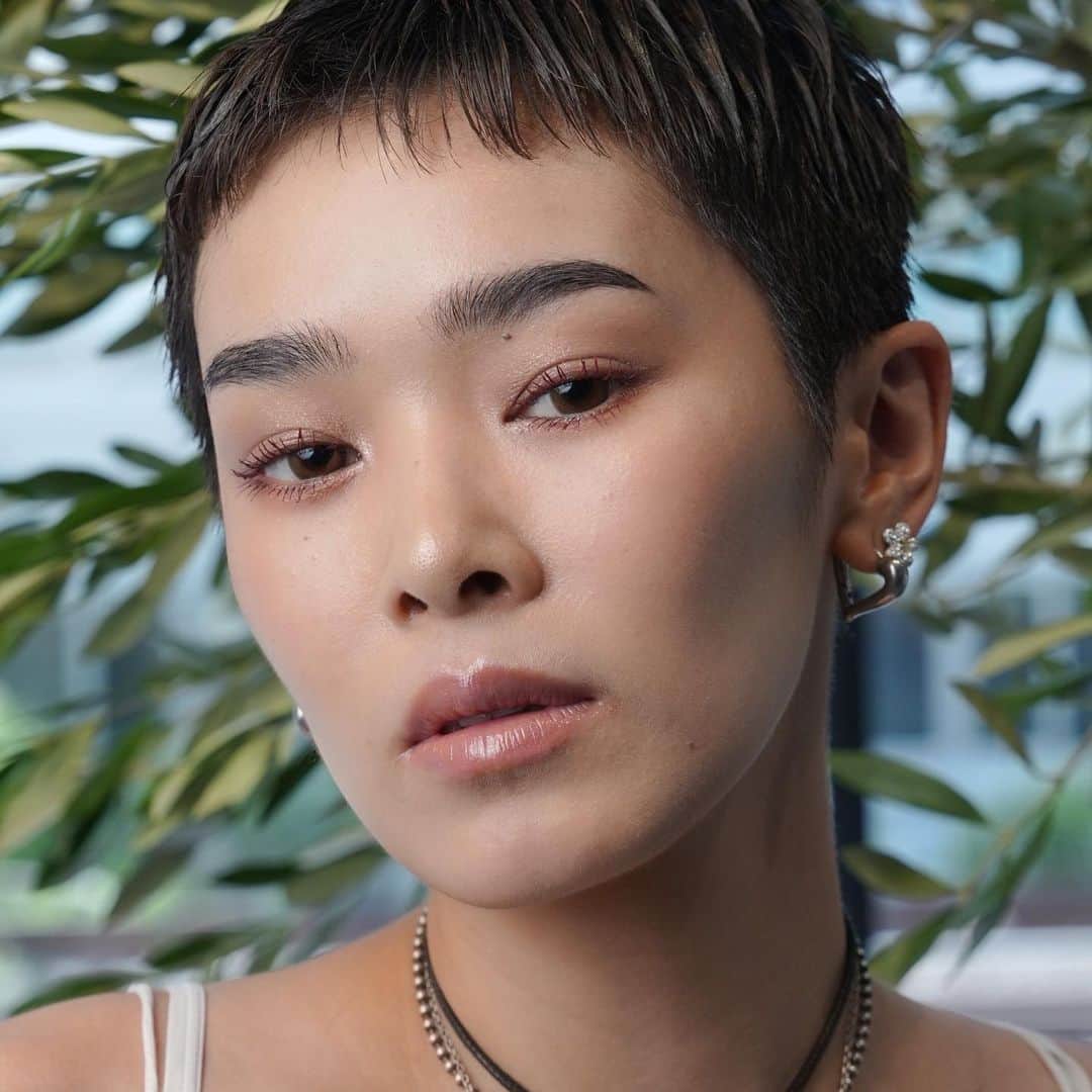 畠山千明さんのインスタグラム写真 - (畠山千明Instagram)「@threecosmetics  のニューシーズンアイテムでタッチアップしていただきました🍁  コッパーなシャドウに少しグレイッシュなラメを重ねて、マスカラは赤みのある感じに。 じわっと滲み出す色味と、立体感のあるメイクに感動してしまいました！ いつもなんとなく黒マスカラだったけど、色のあるマスカラに挑戦したくなりました💥 そしてとにかくラメが本当に上品で綺麗…！ ※わかりやすく手に持っているシャドウ2色が使用アイテムです  もう新作アイテムは予約が始まっているらしく、発売は8/9(水)〜のようです！  #SHADESOFLOVE_THREE  #ユナイテッドフルイドアイカラー #THREE_pr」8月4日 0時25分 - hatakeyama_chiaki