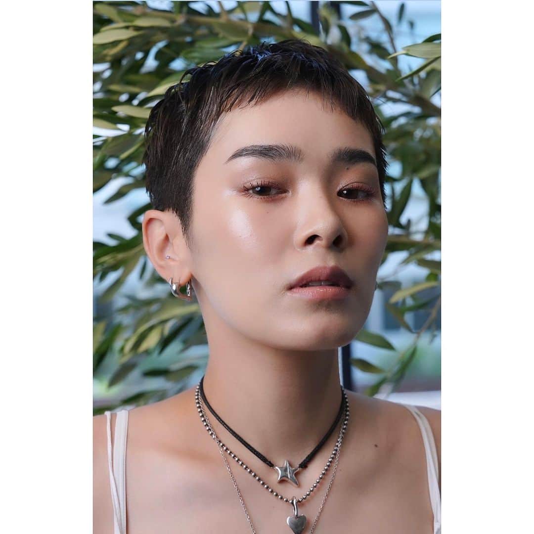 畠山千明さんのインスタグラム写真 - (畠山千明Instagram)「@threecosmetics  のニューシーズンアイテムでタッチアップしていただきました🍁  コッパーなシャドウに少しグレイッシュなラメを重ねて、マスカラは赤みのある感じに。 じわっと滲み出す色味と、立体感のあるメイクに感動してしまいました！ いつもなんとなく黒マスカラだったけど、色のあるマスカラに挑戦したくなりました💥 そしてとにかくラメが本当に上品で綺麗…！ ※わかりやすく手に持っているシャドウ2色が使用アイテムです  もう新作アイテムは予約が始まっているらしく、発売は8/9(水)〜のようです！  #SHADESOFLOVE_THREE  #ユナイテッドフルイドアイカラー #THREE_pr」8月4日 0時25分 - hatakeyama_chiaki