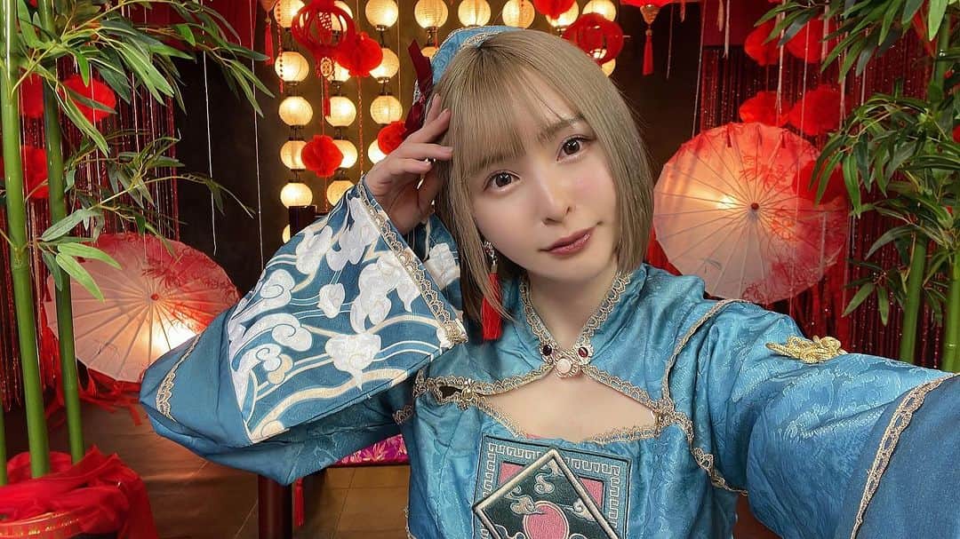 華妃 のインスタグラム：「今年も半分が終わりましたね！  って書いて下書きに入れたままでした！笑  ほんっとうに忙しい日々を過ごさせていただいていまして、体力と精神力がカツカツですが  耐力はあるので平気❤️  私は元から非常に怠惰な人間なので やらざるを得ない状況を作り出す。  そうやって生きてます🍀*゜  ｢自由｣な生き方や｢好きな事をする｣のはかっこいいですが 自由な生き方や好きな事をやるには  嵐が付き物でして。  ｢自由｣や｢好きなこと｣ ｢やりたいこと｣ をやるのに、やりたくないこと をやることも必要だし、  その嵐に耐える、乗り越える、 または雲の上をいくってことが必要になるのですが  それが出来ない人は辞めてく。  好きなことで生きていけて良いな  は、マジで存在しない。 好きなことだけで生きている人間、絶対いない。  ただ、 嵐を辛い、苦しいと 受け取ってない人も世の中にいて、 辛くないように見せかけているだけの人もいて、 辛い辛いと口に出す人もいる。  そんな感じ。 フシギダネ🌱𓂃 𓈒𓏸  ワンピースで例えると 海賊王になるぞ〜！！ と、夢を語り、海に出て  ルフィーはその困難を、困難とも思っていないけれど  ナミ、チョッパー、ウソップみたいに、危険なことは嫌だー！！と涙をながしつつも、 色んな困難を乗り越える  ただ嘆いてやられっぱなしの初期のコビー  みたいな人もいる。  ルフィと出会ったから変われたラッキーボーイなのか 出会ってなくても変われていたのかはわからないけど  そんな感じ  自分の力も、環境も大切だね🫶   #キョンシーガール #中華コス #チャイナ服 #チャイナコスプレ #コスプレ」