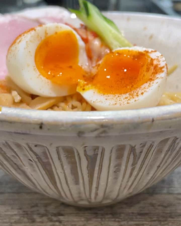 無化調ラーメン「ゆきふじ」のインスタグラム：「『韓国風冷麺風つけ麺』 略して『風』  冷麺食べたいから始まり 一度は作るものの 韓国好きなスタッフ2名の 反応が弱かったので つけ麺にしました  スープも違うし 麺も違う あくまでもイメージです  4種の酢を使った （今日食べた方すみません、2種です） いつもとは違った麺で仕上げています  バルサミコ酢（スプレータイプ）だけは後入れなので お好みでどうぞ  酢に抵抗が無ければ 部分的に麺にかけても良し （4、5プッシュ） つけ汁にかけても良し （5、6プッシュ） 酸味のトリコになります  キムチは麺と食べてみてもいいですが つけ汁に全部ドボンして ください  スープ割りは聞いてください  1日限定2、3食 詳しくはストーリーを 追ってください  プラス¥100 『風変更』ボタンで購入 してください  #限定品は店頭告知なし」