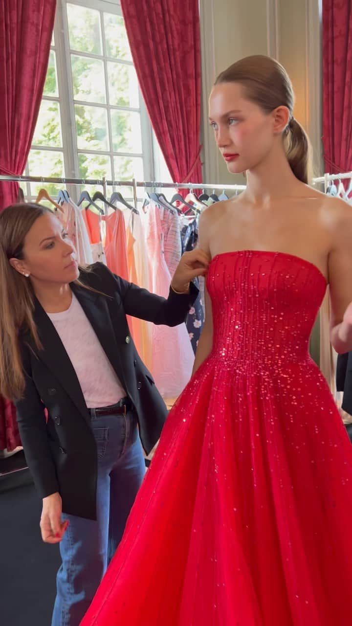 Monique Lhuillierのインスタグラム：「Finishing Touches ❤️✨ #moniquelhuillier」