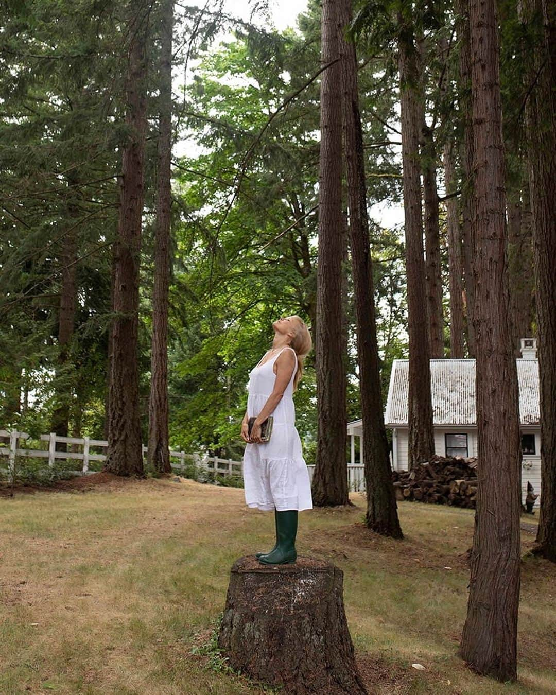 パメラ・アンダーソンさんのインスタグラム写真 - (パメラ・アンダーソンInstagram)「An island girl at heart 🤍  Reading to the trees… feeling right at home.」8月4日 0時33分 - pamelaanderson