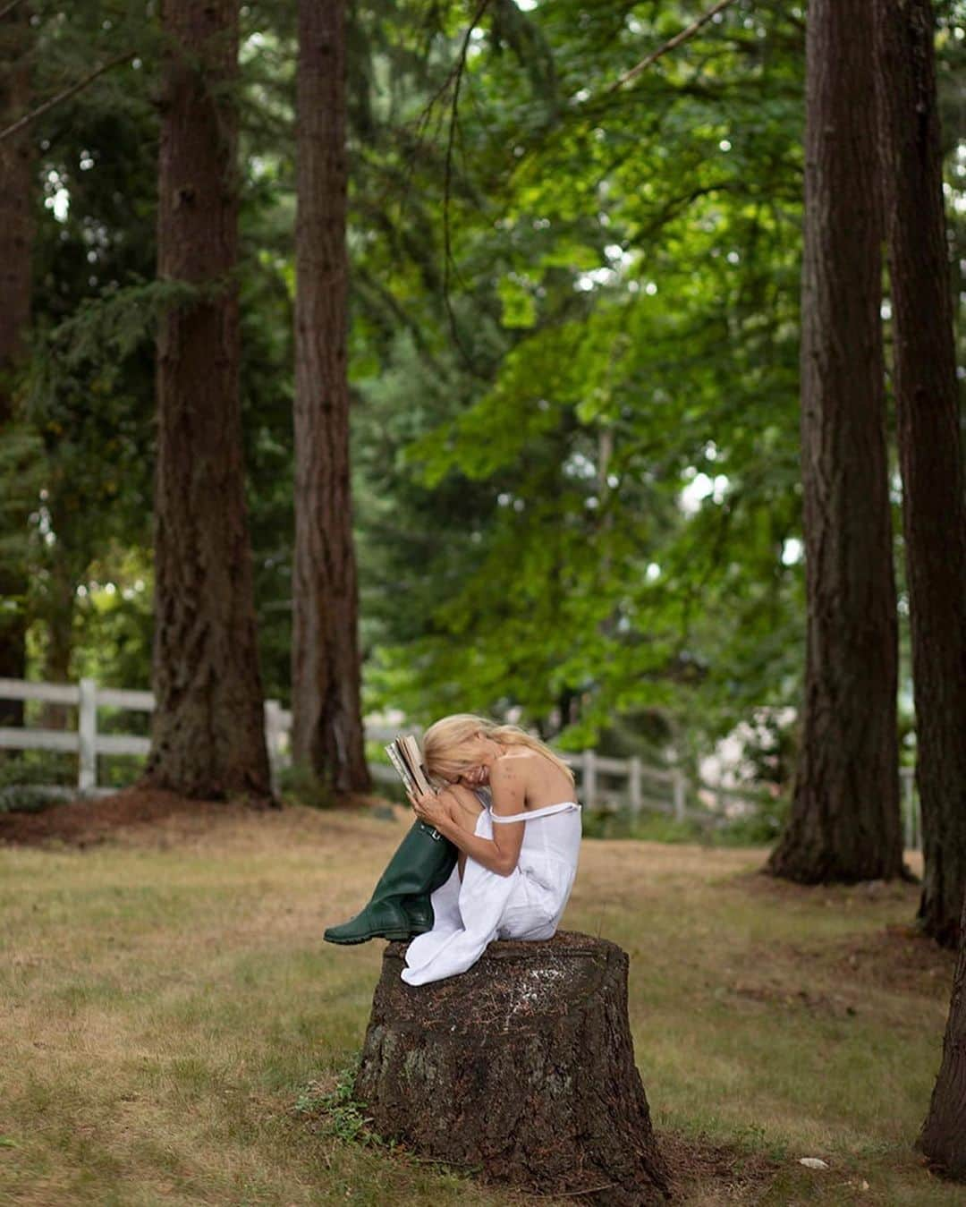 パメラ・アンダーソンさんのインスタグラム写真 - (パメラ・アンダーソンInstagram)「An island girl at heart 🤍  Reading to the trees… feeling right at home.」8月4日 0時33分 - pamelaanderson