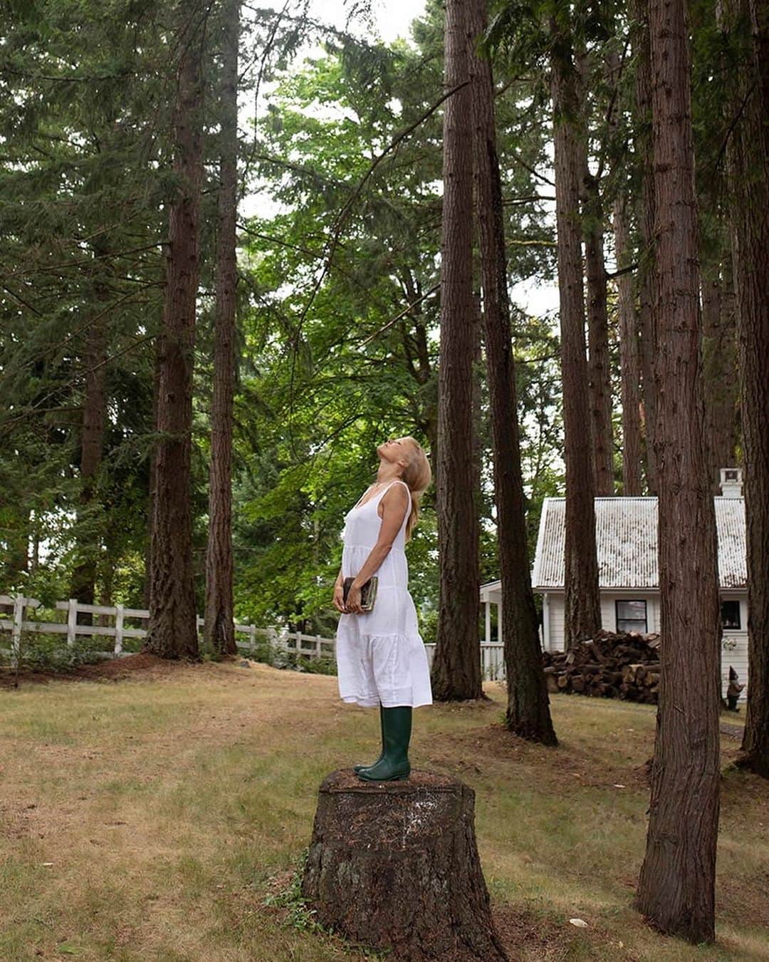 パメラ・アンダーソンのインスタグラム：「An island girl at heart 🤍  Reading to the trees… feeling right at home.」