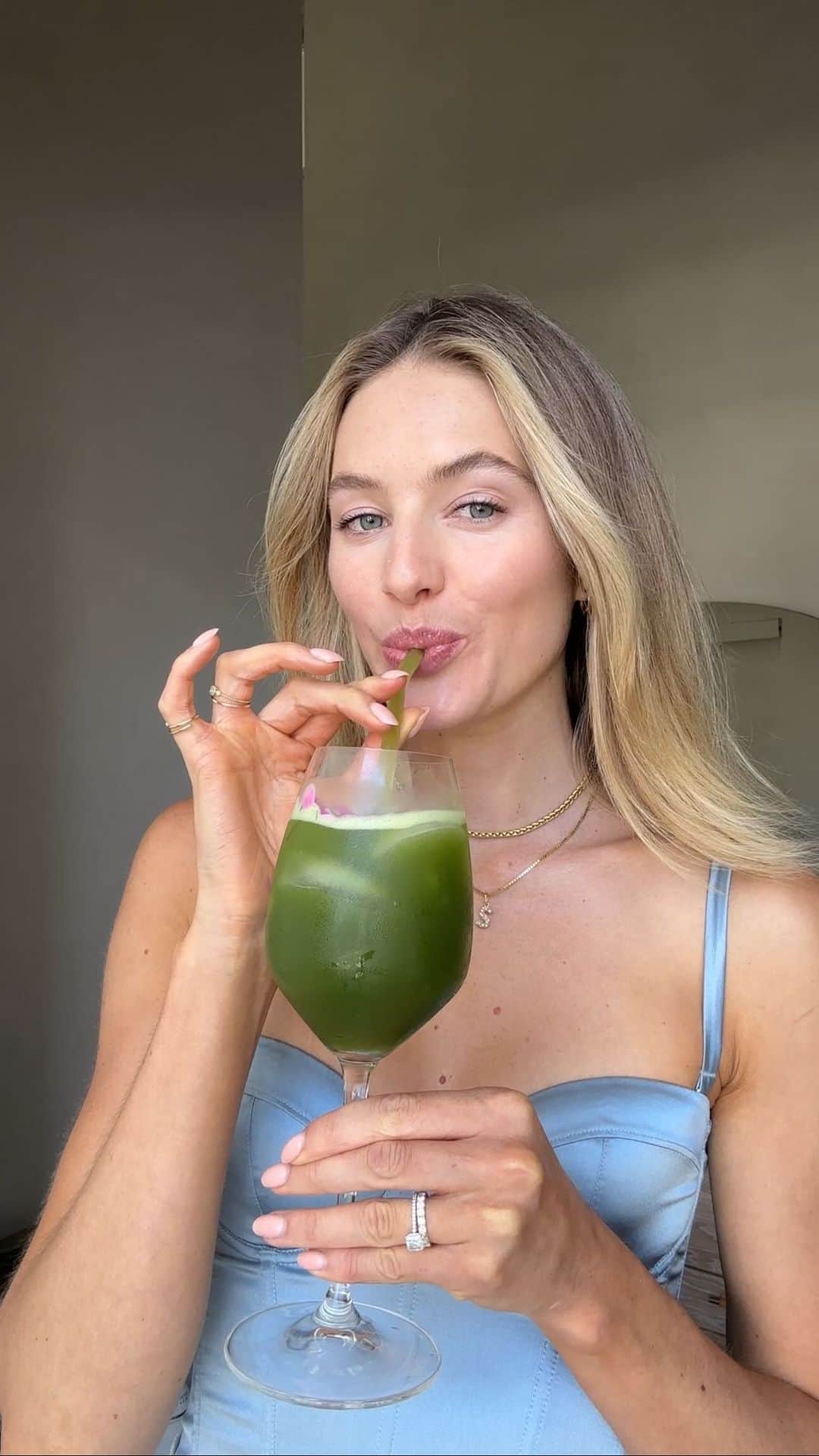 サンヌ・ヴロートのインスタグラム：「Make my favorite hydrating & skin glowing Pink Coconut Water Matcha with me! This drink is perfect for a hot summer day when you need something refreshing and re-energizing.   	1. Start making the matcha by adding 2g of @nekohama matcha powder 	2. Add a splash of warm water and whisk it up with bamboo wisk 	3. Add splash of cold water 	4. In a glass add ice cubes and add your pink coconut water ( I use @harmlessharvest) 	5. Then add the matcha mixture on top 	6.	Top with som edible flowers and there you go!  Enjoy!  I have special code for you- use SANNE15 for 15% off checkout for your @nekohama matcha」