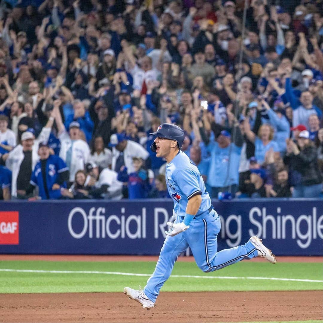 トロント・ブルージェイズさんのインスタグラム写真 - (トロント・ブルージェイズInstagram)「Congratulations to Daulton Varsho on being named our 2023 #HeartAndHustle Award Winner! 🏆」8月4日 0時38分 - bluejays