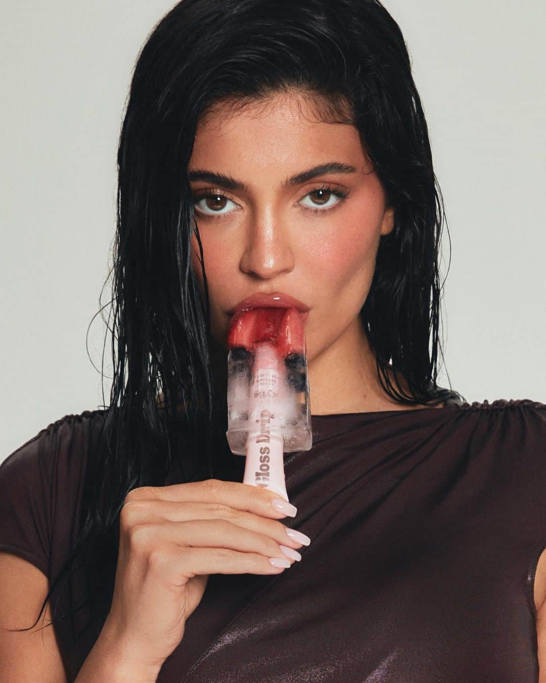 Kylie Cosmeticsさんのインスタグラム写真 - (Kylie CosmeticsInstagram)「@kyliejenner's favorite summer lip: our award-winning gloss drip 💦 3 yummy new shades coming august 8 only on kyliecosmetics.com 😋 Kylie wears shade ‘fall in love’ 🫦 #glossdrip」8月4日 0時40分 - kyliecosmetics