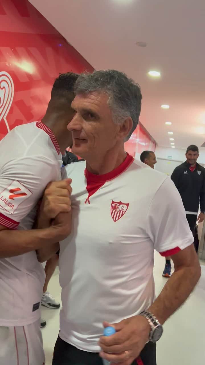 セビージャFCのインスタグラム：「No hay nada como tener al míster contento 🤝🥹  #WeareSevilla #NuncaTeRindas #LaLigaSummerTour」