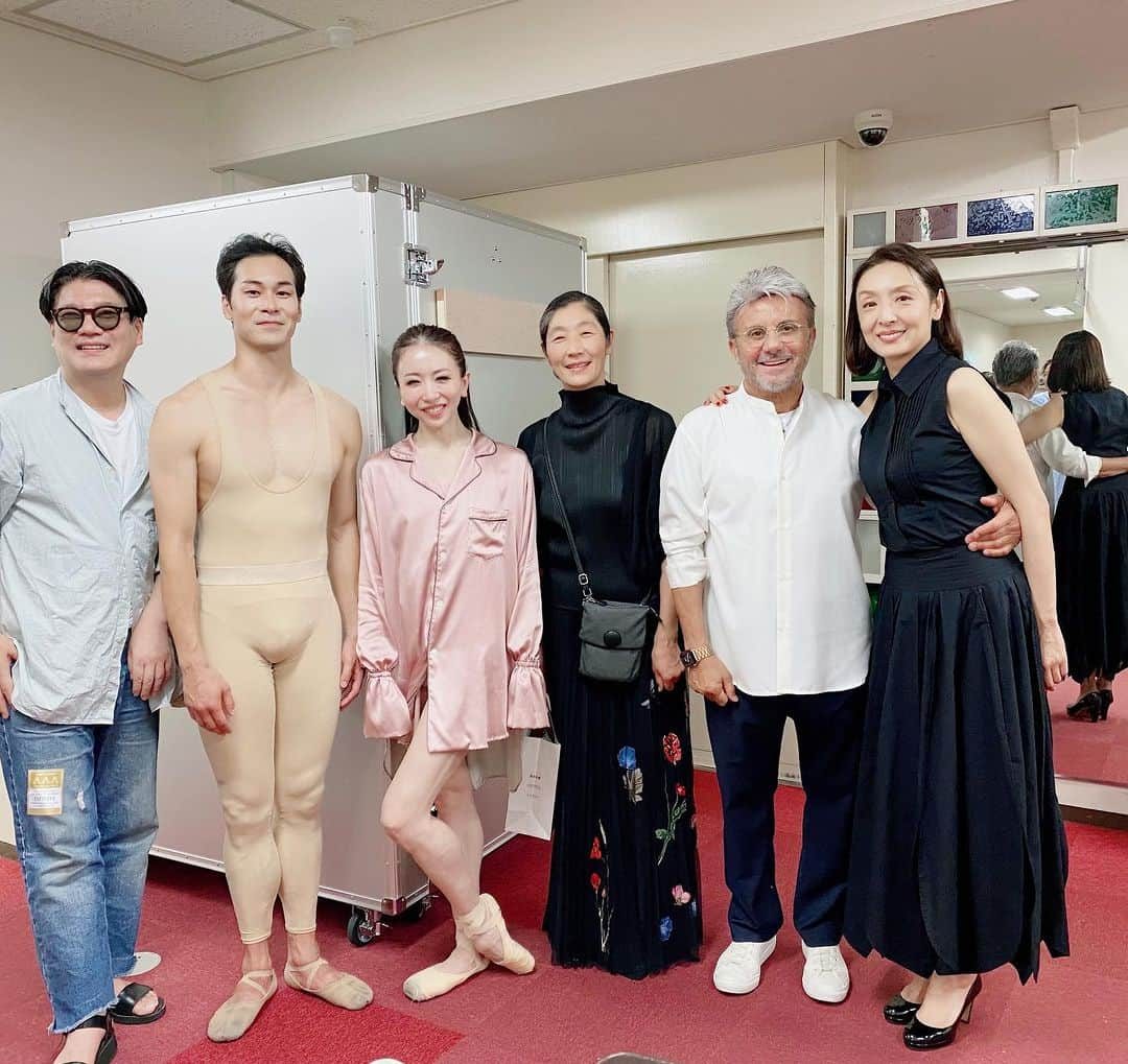 草刈民代さんのインスタグラム写真 - (草刈民代Instagram)「ローラン・プティ HOMAGE『INFINITY – PREMIUM BALLET GALA 2023-』  無事終了しました！  密度が濃く、とても楽しい時間をみんなで共有しました。  出演してくださったダンサーの取り組み方が素晴らしかったです。　  自分の磨き方をわかっている人たち。  稽古していて、気持ちが良く、みんなから楽しい時間をいただきました。  ルイジも深く公演に関わってくれて、私たちが教わってきたように、彼の持っているものを惜しみなくみんなにシェアしてくれました。  ダンサーとしてルイジにコーチされている頃とは違う立場で彼と一緒に公演に取り組めたことは、私にとって大きな喜びです。  ルイジは帰りの空港に向かう途中で「25年以上経った今でも僕たちは同じ言語、同じ考えで、一緒に仕事をしている。美しい時間をありがとう」とメッセージを私に送ってくれました😍😍😍  公演は大成功！  「日本人ダンサーのレベルに驚いた」「芸術を堪能した」「言語のない世界の凄さを感じた」「世界的に活躍している素晴らしいダンサーたちからエネルギーをいただいた」などなど、本当に前向きなコメントを沢山いただきました。  私も企画した甲斐がありました。  一番左はプロデューサーの恩田健志さん。色々お世話になりありがとうございました！  そして丸山敬太さん💖いつも素敵なお衣装ありがとうございます。  中村恩恵さんも素敵な作品を提供してくれました。一緒に写っているのはピアニストの滑川真希さん。  真希さんはYouTube作品に関わってくださっていますが、何よりもこのINFINITY という公演の元となったYouTube作品で、フィリップ・グラス氏と私を繋いで下さった方です。  皆様のご尽力により、お客様に素敵な時間をご提供することができました。  私は胸がいっぱいです🥰🥰🥰🥰  ありがとうございます💕💕💕  まだ配信をご覧いただけます。 プロフィールからリンクに飛べます。ぜひご覧ください！  みんな素晴らしい踊りを披露しています😭😭😭  思い出の数々、シェアさせていただきます。バタバタしていて全員と個人的な写真を撮れなかったのが残念😢でも、公演後の記念撮影はみんないい顔してる！  公演のレポートは追ってさせていただきます。  @yuriko_kajiya @kotoishihara @harukasassa @haruhi0309 @keigo_fukuda_ @masayukimoto @naoyaebe @charleslouis0829 @kentaro_mitsumori @h.j.kiwi @keitamaruyama  @luigi.bonino  ＃加治屋百合子 ＃石原古都 ＃佐々晴香 ＃秋山瑛 ＃大谷遥陽 ＃福田圭吾 ＃木本全優 ＃江部直哉 #吉山シャールルイ #ハリソン・ジェイムス #三森健太朗  Special thanks  @sayurikubota @stina_official_  @naomip86 @eri.catch @sayumi.7172」8月4日 1時05分 - tamiyo_kusakari_official