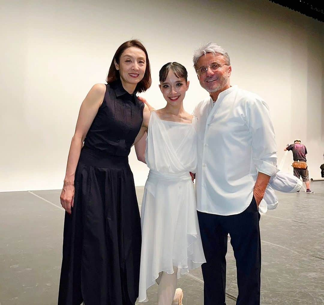 草刈民代さんのインスタグラム写真 - (草刈民代Instagram)「ローラン・プティ HOMAGE『INFINITY – PREMIUM BALLET GALA 2023-』  無事終了しました！  密度が濃く、とても楽しい時間をみんなで共有しました。  出演してくださったダンサーの取り組み方が素晴らしかったです。　  自分の磨き方をわかっている人たち。  稽古していて、気持ちが良く、みんなから楽しい時間をいただきました。  ルイジも深く公演に関わってくれて、私たちが教わってきたように、彼の持っているものを惜しみなくみんなにシェアしてくれました。  ダンサーとしてルイジにコーチされている頃とは違う立場で彼と一緒に公演に取り組めたことは、私にとって大きな喜びです。  ルイジは帰りの空港に向かう途中で「25年以上経った今でも僕たちは同じ言語、同じ考えで、一緒に仕事をしている。美しい時間をありがとう」とメッセージを私に送ってくれました😍😍😍  公演は大成功！  「日本人ダンサーのレベルに驚いた」「芸術を堪能した」「言語のない世界の凄さを感じた」「世界的に活躍している素晴らしいダンサーたちからエネルギーをいただいた」などなど、本当に前向きなコメントを沢山いただきました。  私も企画した甲斐がありました。  一番左はプロデューサーの恩田健志さん。色々お世話になりありがとうございました！  そして丸山敬太さん💖いつも素敵なお衣装ありがとうございます。  中村恩恵さんも素敵な作品を提供してくれました。一緒に写っているのはピアニストの滑川真希さん。  真希さんはYouTube作品に関わってくださっていますが、何よりもこのINFINITY という公演の元となったYouTube作品で、フィリップ・グラス氏と私を繋いで下さった方です。  皆様のご尽力により、お客様に素敵な時間をご提供することができました。  私は胸がいっぱいです🥰🥰🥰🥰  ありがとうございます💕💕💕  まだ配信をご覧いただけます。 プロフィールからリンクに飛べます。ぜひご覧ください！  みんな素晴らしい踊りを披露しています😭😭😭  思い出の数々、シェアさせていただきます。バタバタしていて全員と個人的な写真を撮れなかったのが残念😢でも、公演後の記念撮影はみんないい顔してる！  公演のレポートは追ってさせていただきます。  @yuriko_kajiya @kotoishihara @harukasassa @haruhi0309 @keigo_fukuda_ @masayukimoto @naoyaebe @charleslouis0829 @kentaro_mitsumori @h.j.kiwi @keitamaruyama  @luigi.bonino  ＃加治屋百合子 ＃石原古都 ＃佐々晴香 ＃秋山瑛 ＃大谷遥陽 ＃福田圭吾 ＃木本全優 ＃江部直哉 #吉山シャールルイ #ハリソン・ジェイムス #三森健太朗  Special thanks  @sayurikubota @stina_official_  @naomip86 @eri.catch @sayumi.7172」8月4日 1時05分 - tamiyo_kusakari_official