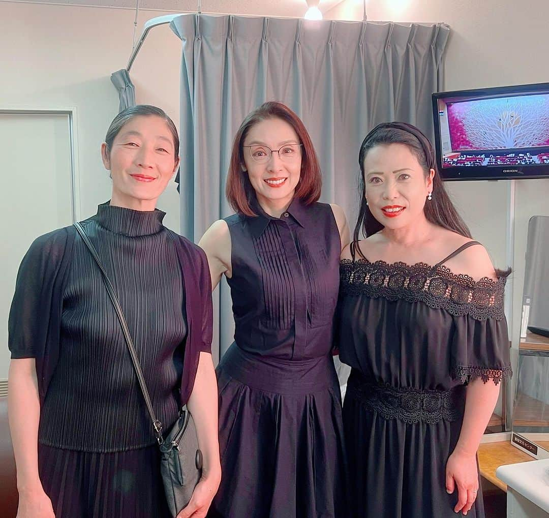 草刈民代さんのインスタグラム写真 - (草刈民代Instagram)「ローラン・プティ HOMAGE『INFINITY – PREMIUM BALLET GALA 2023-』  無事終了しました！  密度が濃く、とても楽しい時間をみんなで共有しました。  出演してくださったダンサーの取り組み方が素晴らしかったです。　  自分の磨き方をわかっている人たち。  稽古していて、気持ちが良く、みんなから楽しい時間をいただきました。  ルイジも深く公演に関わってくれて、私たちが教わってきたように、彼の持っているものを惜しみなくみんなにシェアしてくれました。  ダンサーとしてルイジにコーチされている頃とは違う立場で彼と一緒に公演に取り組めたことは、私にとって大きな喜びです。  ルイジは帰りの空港に向かう途中で「25年以上経った今でも僕たちは同じ言語、同じ考えで、一緒に仕事をしている。美しい時間をありがとう」とメッセージを私に送ってくれました😍😍😍  公演は大成功！  「日本人ダンサーのレベルに驚いた」「芸術を堪能した」「言語のない世界の凄さを感じた」「世界的に活躍している素晴らしいダンサーたちからエネルギーをいただいた」などなど、本当に前向きなコメントを沢山いただきました。  私も企画した甲斐がありました。  一番左はプロデューサーの恩田健志さん。色々お世話になりありがとうございました！  そして丸山敬太さん💖いつも素敵なお衣装ありがとうございます。  中村恩恵さんも素敵な作品を提供してくれました。一緒に写っているのはピアニストの滑川真希さん。  真希さんはYouTube作品に関わってくださっていますが、何よりもこのINFINITY という公演の元となったYouTube作品で、フィリップ・グラス氏と私を繋いで下さった方です。  皆様のご尽力により、お客様に素敵な時間をご提供することができました。  私は胸がいっぱいです🥰🥰🥰🥰  ありがとうございます💕💕💕  まだ配信をご覧いただけます。 プロフィールからリンクに飛べます。ぜひご覧ください！  みんな素晴らしい踊りを披露しています😭😭😭  思い出の数々、シェアさせていただきます。バタバタしていて全員と個人的な写真を撮れなかったのが残念😢でも、公演後の記念撮影はみんないい顔してる！  公演のレポートは追ってさせていただきます。  @yuriko_kajiya @kotoishihara @harukasassa @haruhi0309 @keigo_fukuda_ @masayukimoto @naoyaebe @charleslouis0829 @kentaro_mitsumori @h.j.kiwi @keitamaruyama  @luigi.bonino  ＃加治屋百合子 ＃石原古都 ＃佐々晴香 ＃秋山瑛 ＃大谷遥陽 ＃福田圭吾 ＃木本全優 ＃江部直哉 #吉山シャールルイ #ハリソン・ジェイムス #三森健太朗  Special thanks  @sayurikubota @stina_official_  @naomip86 @eri.catch @sayumi.7172」8月4日 1時05分 - tamiyo_kusakari_official