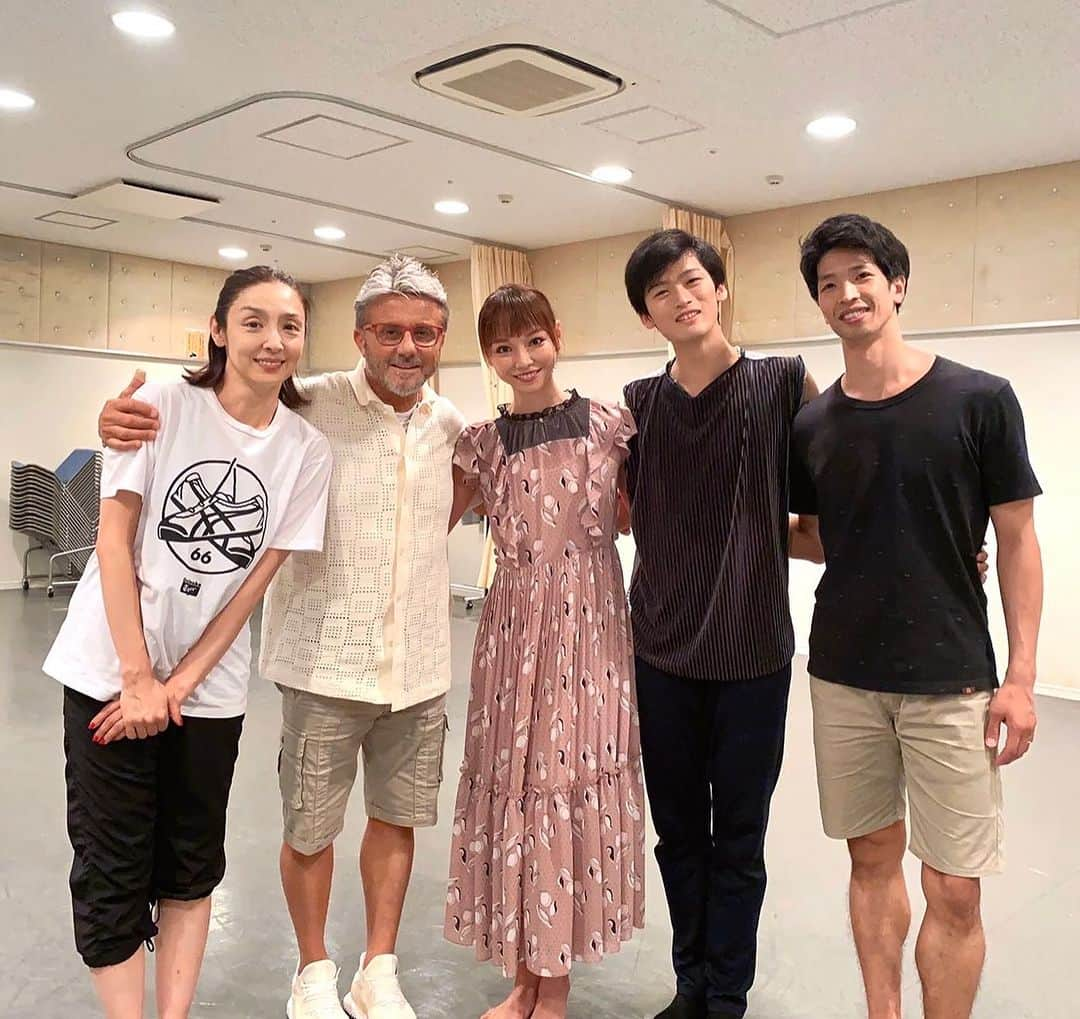 草刈民代さんのインスタグラム写真 - (草刈民代Instagram)「ローラン・プティ HOMAGE『INFINITY – PREMIUM BALLET GALA 2023-』  無事終了しました！  密度が濃く、とても楽しい時間をみんなで共有しました。  出演してくださったダンサーの取り組み方が素晴らしかったです。　  自分の磨き方をわかっている人たち。  稽古していて、気持ちが良く、みんなから楽しい時間をいただきました。  ルイジも深く公演に関わってくれて、私たちが教わってきたように、彼の持っているものを惜しみなくみんなにシェアしてくれました。  ダンサーとしてルイジにコーチされている頃とは違う立場で彼と一緒に公演に取り組めたことは、私にとって大きな喜びです。  ルイジは帰りの空港に向かう途中で「25年以上経った今でも僕たちは同じ言語、同じ考えで、一緒に仕事をしている。美しい時間をありがとう」とメッセージを私に送ってくれました😍😍😍  公演は大成功！  「日本人ダンサーのレベルに驚いた」「芸術を堪能した」「言語のない世界の凄さを感じた」「世界的に活躍している素晴らしいダンサーたちからエネルギーをいただいた」などなど、本当に前向きなコメントを沢山いただきました。  私も企画した甲斐がありました。  一番左はプロデューサーの恩田健志さん。色々お世話になりありがとうございました！  そして丸山敬太さん💖いつも素敵なお衣装ありがとうございます。  中村恩恵さんも素敵な作品を提供してくれました。一緒に写っているのはピアニストの滑川真希さん。  真希さんはYouTube作品に関わってくださっていますが、何よりもこのINFINITY という公演の元となったYouTube作品で、フィリップ・グラス氏と私を繋いで下さった方です。  皆様のご尽力により、お客様に素敵な時間をご提供することができました。  私は胸がいっぱいです🥰🥰🥰🥰  ありがとうございます💕💕💕  まだ配信をご覧いただけます。 プロフィールからリンクに飛べます。ぜひご覧ください！  みんな素晴らしい踊りを披露しています😭😭😭  思い出の数々、シェアさせていただきます。バタバタしていて全員と個人的な写真を撮れなかったのが残念😢でも、公演後の記念撮影はみんないい顔してる！  公演のレポートは追ってさせていただきます。  @yuriko_kajiya @kotoishihara @harukasassa @haruhi0309 @keigo_fukuda_ @masayukimoto @naoyaebe @charleslouis0829 @kentaro_mitsumori @h.j.kiwi @keitamaruyama  @luigi.bonino  ＃加治屋百合子 ＃石原古都 ＃佐々晴香 ＃秋山瑛 ＃大谷遥陽 ＃福田圭吾 ＃木本全優 ＃江部直哉 #吉山シャールルイ #ハリソン・ジェイムス #三森健太朗  Special thanks  @sayurikubota @stina_official_  @naomip86 @eri.catch @sayumi.7172」8月4日 1時05分 - tamiyo_kusakari_official