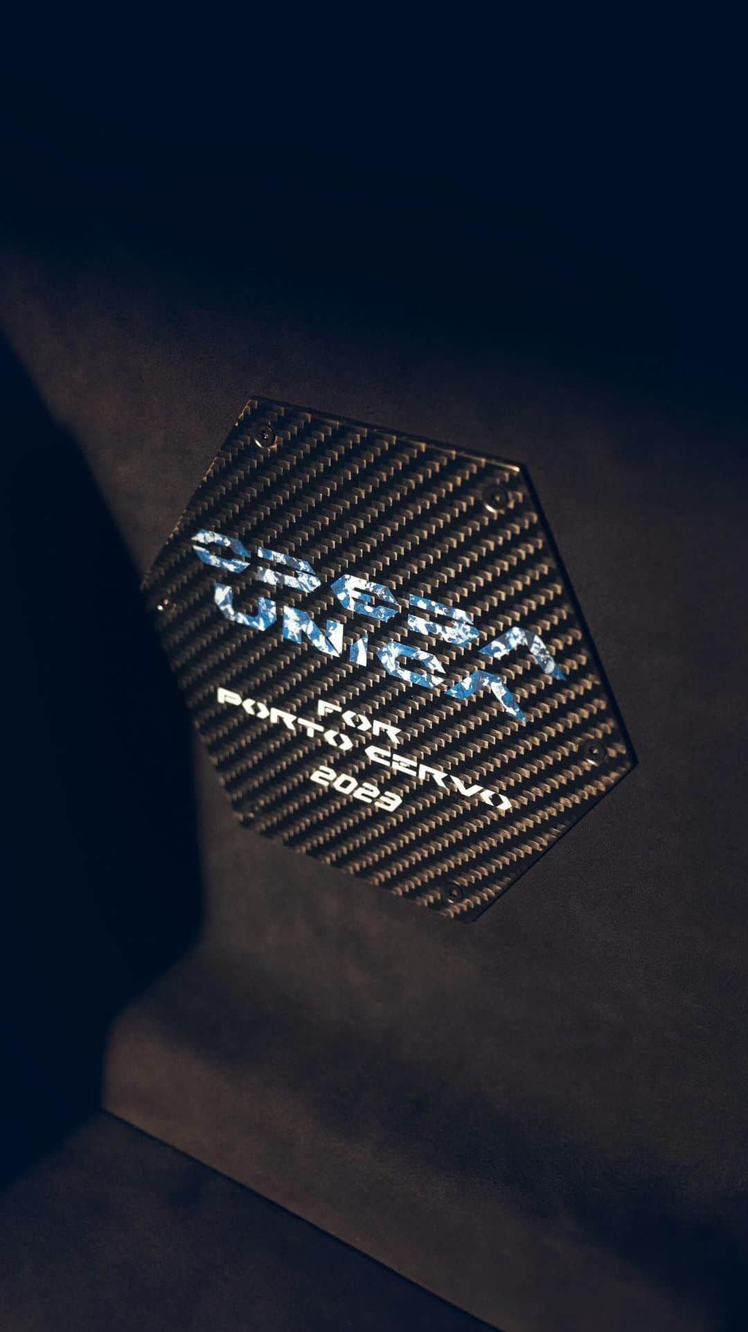 ランボルギーニのインスタグラム：「The countdown to this extraordinary unveiling has just begun. Prepare to witness the fusion of automotive engineering and artistic brilliance.  Make it special. Make it Unica.   Tomorrow.    #Lamborghini」
