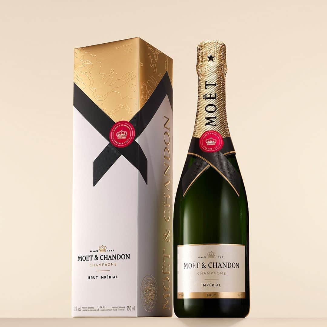 Moët & Chandon Officialのインスタグラム：「Discover our new look. The refreshed design of our iconic Moët Impérial bottle.⁣ ⁣ #MoetImperial #ToastWithMoet #MoetChandon⁣ ⁣ This material is not intended to be viewed by persons under the legal alcohol drinking age or in countries with restrictions on advertising on alcoholic beverages. ENJOY MOËT RESPONSIBLY.」