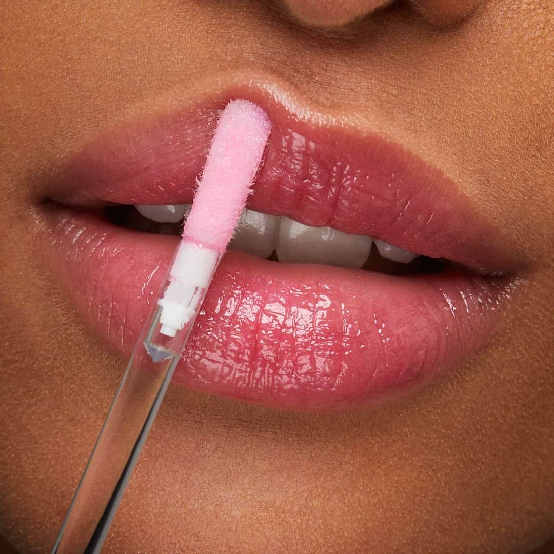 KIKO MILANOさんのインスタグラム写真 - (KIKO MILANOInstagram)「Personalised lip magic! 💋 Indulge in our #KIKOBalance pH Reagent Lip Gloss that pampers your lips with a unique touch of color 😍⁣ 💗 Reacts with your skin's pH levels for a shade of pink unique to you ⁣ 💆‍♀️ Clear velvety texture for a luxuriously comfortable feel⁣ ✨ Enveloping notes of lavender ⁣ ⁣ Soft Touch Compact Foundation 05 - Radiance Boost Concealer 03 - pH Reagent Lip Gloss ⁣」8月4日 1時00分 - kikomilano