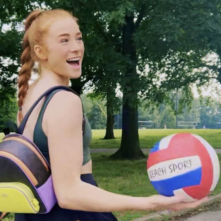 コーチのインスタグラム：「Bright looks good on (and off) the court—thanks to the new Neon Collection at #CoachOutlet.  Director: @mayachkamargolina Photographer: @matthewyoscary」