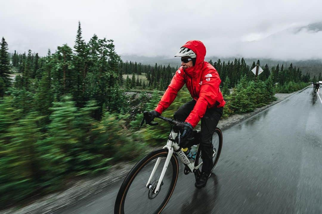 アレックス・オノルドのインスタグラム：「Biking! It’s been a heck of a journey so far, over 1,500 miles. We’ve been mostly averaging about 100 miles per day of biking, with stops to climb in various areas along the way. And, in general, it has slowly been feeling easier. But there’s always something: some days it rains, on others there’s a strong headwind, sometimes you get slightly lost. The picture of us in the rain is from the Icefields Parkway in Alberta, aptly named because even in the middle of summer we froze our balls off all day. We did 140+ miles in long underwear and hard shells as it rained and misted all day.  But some days are lovely and sunny, and occasionally the miles fly by. Biking is starting to feel like a metaphor for life - the uphills, the downhills, the varying winds and climes. Each day is new.  Photos @taylor._shaffer」