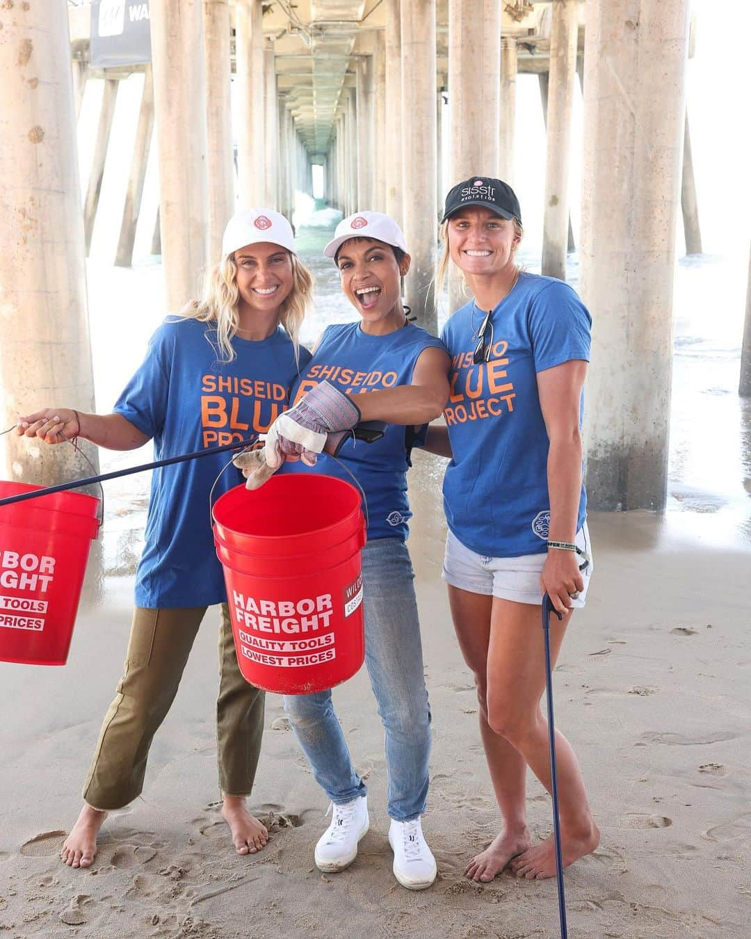 ロザリオ・ドーソンさんのインスタグラム写真 - (ロザリオ・ドーソンInstagram)「Had a blast supporting the @shiseido Blue Project alongside @wsl on their third annual beach clean up led by @wildcoastcostasalvaje   Beach clean ups reduce litter, protecting critical habitats for wildlife. Maintaining and stewarding the awe inspiring beauty around us ensures our collective joy and health for generations to come.   It was an honor to raise issues around ocean conservation with galvanized communities who lead with care.   Every small sustainable choice we make is impactful. When we unite it paves the way for our collective future. 🌊   Go Team One Ocean!  @wsloneocean   #shiseidoblueproject #wsloneocean  #wildcoast  #shiseidosuncare #saveouroceans #shiseidopartner」8月4日 1時11分 - rosariodawson