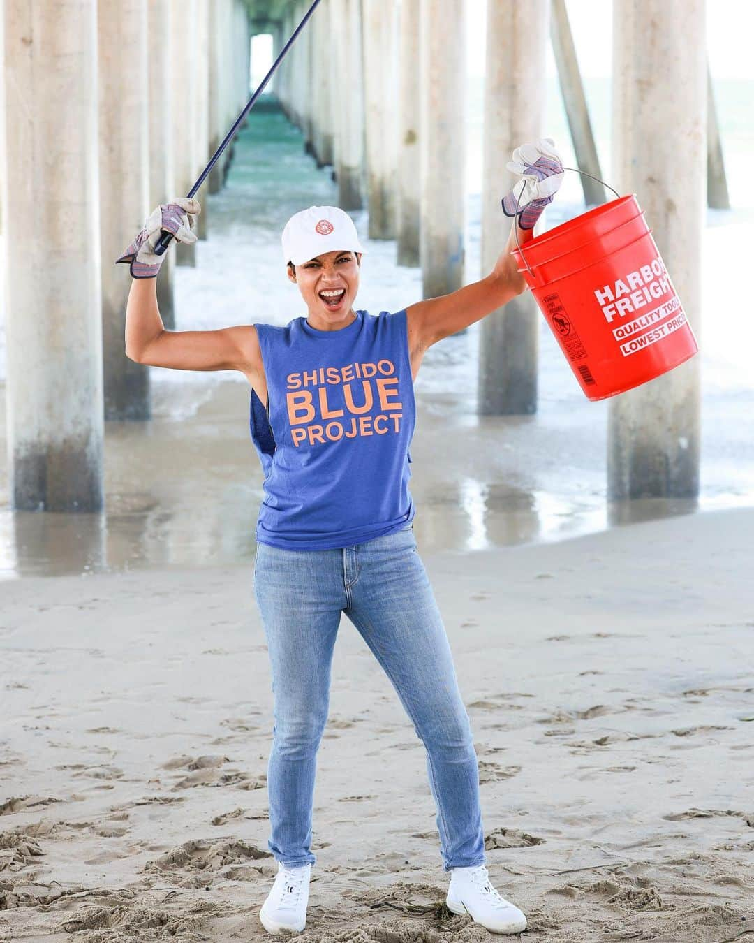 ロザリオ・ドーソンのインスタグラム：「Had a blast supporting the @shiseido Blue Project alongside @wsl on their third annual beach clean up led by @wildcoastcostasalvaje   Beach clean ups reduce litter, protecting critical habitats for wildlife. Maintaining and stewarding the awe inspiring beauty around us ensures our collective joy and health for generations to come.   It was an honor to raise issues around ocean conservation with galvanized communities who lead with care.   Every small sustainable choice we make is impactful. When we unite it paves the way for our collective future. 🌊   Go Team One Ocean!  @wsloneocean   #shiseidoblueproject #wsloneocean  #wildcoast  #shiseidosuncare #saveouroceans #shiseidopartner」