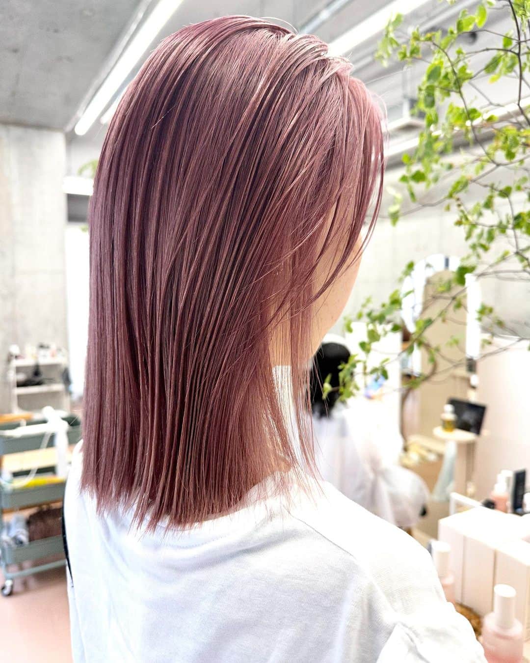 Yanagihara Hirokiさんのインスタグラム写真 - (Yanagihara HirokiInstagram)「ブリーチ1〜２回で作るピンク ・ スモークピンクでくすみピンク ・ 淡いピンクにするにはしっかりと明るさを出す事が必要です。 ・ カウンセリングで決めていきましょう ・ ・ #外ハネ#ケアブリーチ#ピンクグレージュ#カラーリング」8月4日 1時12分 - yanagihara_hiroki