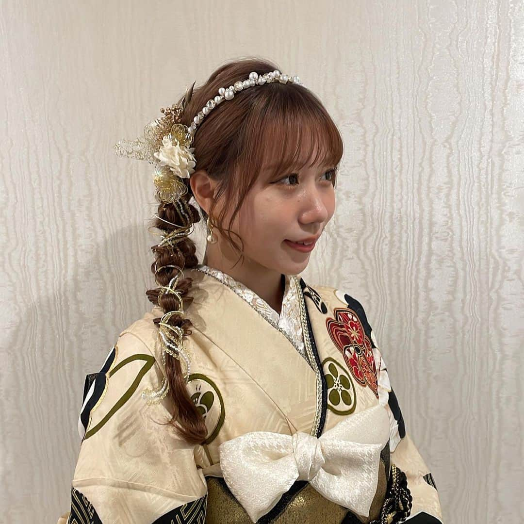 TAKAZENさんのインスタグラム写真 - (TAKAZENInstagram)「定番に大人気な編みおろしヘアアレンジ3選！！！✨  今年も人気殺到な 編みおろしヘアアレンジのご紹介です🪐🌙  水引を使うことで 華やかさアップ⤴︎💞💞  髪飾りも店頭にて販売しております👑  ご来店のご予約DMからでも🆗です！  ・－・－・－・－・－・－・－・－・－・ TAKAZEN梅田本店 ☎︎ 0120-399-711  #takazen#タカゼン #furisodedoll #フリソデドール #成人式#卒業式 #振袖#袴 #前撮り#成人式前撮り #袴前撮り #ヘアアレンジ#ヘアメイク #ヘアセット #振袖レンタル断トツNO1 #成人式振袖断トツNO1 #振袖レンタル大阪 #大阪振袖レンタル #振袖レンタル #成人式ヘア #振袖ヘア #振袖ヘアアレンジ #振袖髪型 #振袖コーデ #ハタチ #卒業式ヘア  #大阪梅田振袖 #梅田振袖 #ヘアアレンジ」8月4日 1時17分 - takazen_umeda