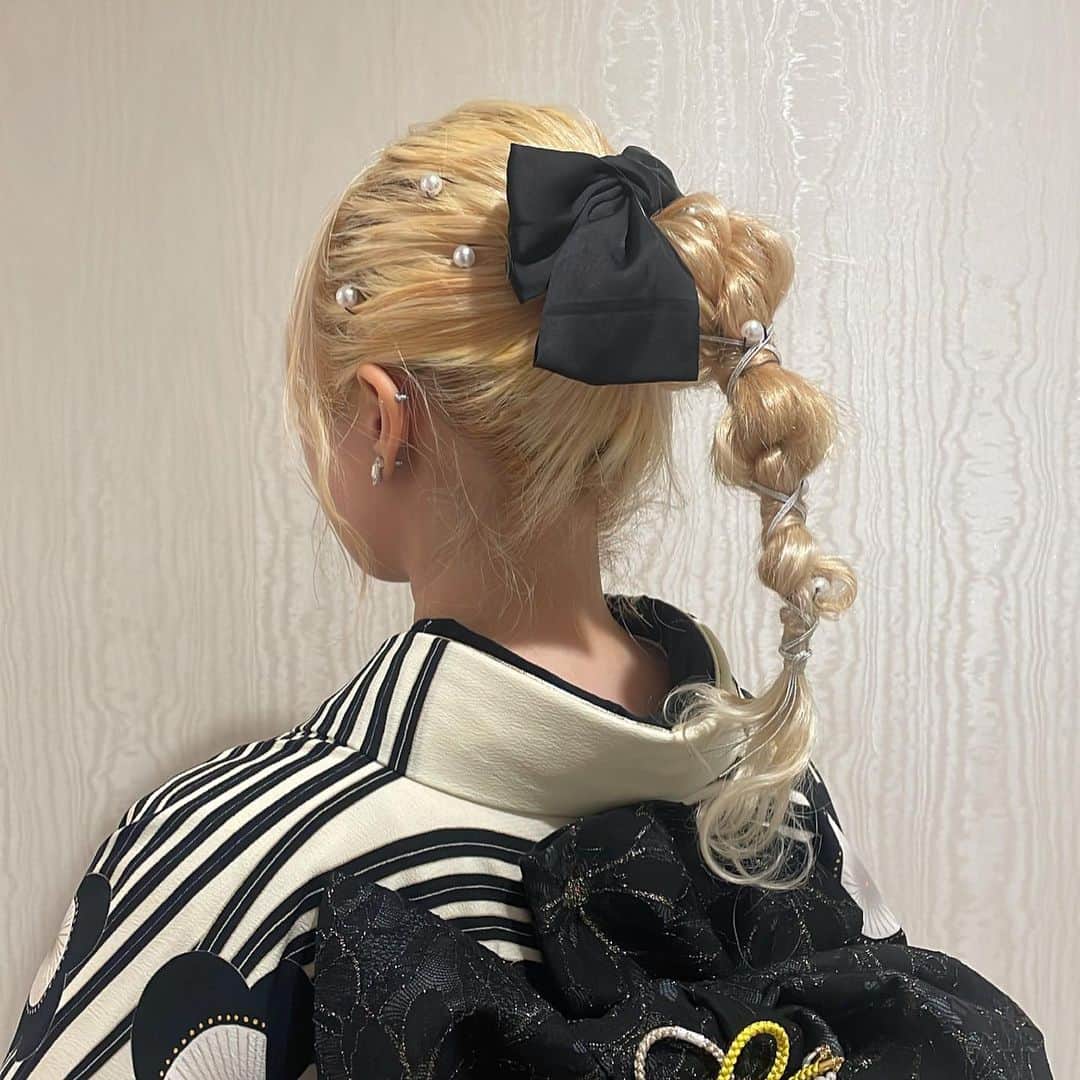 TAKAZENさんのインスタグラム写真 - (TAKAZENInstagram)「定番に大人気な編みおろしヘアアレンジ3選！！！✨  今年も人気殺到な 編みおろしヘアアレンジのご紹介です🪐🌙  水引を使うことで 華やかさアップ⤴︎💞💞  髪飾りも店頭にて販売しております👑  ご来店のご予約DMからでも🆗です！  ・－・－・－・－・－・－・－・－・－・ TAKAZEN梅田本店 ☎︎ 0120-399-711  #takazen#タカゼン #furisodedoll #フリソデドール #成人式#卒業式 #振袖#袴 #前撮り#成人式前撮り #袴前撮り #ヘアアレンジ#ヘアメイク #ヘアセット #振袖レンタル断トツNO1 #成人式振袖断トツNO1 #振袖レンタル大阪 #大阪振袖レンタル #振袖レンタル #成人式ヘア #振袖ヘア #振袖ヘアアレンジ #振袖髪型 #振袖コーデ #ハタチ #卒業式ヘア  #大阪梅田振袖 #梅田振袖 #ヘアアレンジ」8月4日 1時17分 - takazen_umeda