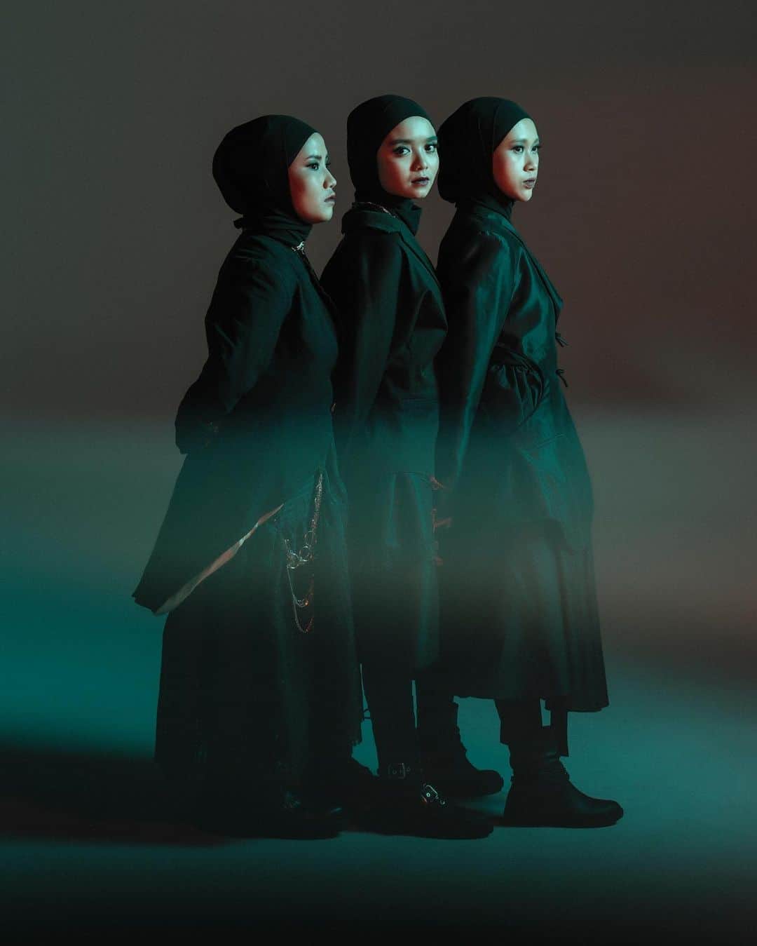 Kerrang!のインスタグラム：「“Metal raises our adrenaline and makes us more confident” 🤘🏼  Indonesia’s Voice Of Baceprot came up against naysayers – including their very own parents – when they first started playing metal. But in fearlessly forging ahead and releasing their debut album Retas this year, the trio have realised that they’ve got what it takes to change the world through music. Read the interview now at the link in bio 🔗  ✍️: @emmabwilkes  📸: @davylinggarphotography」