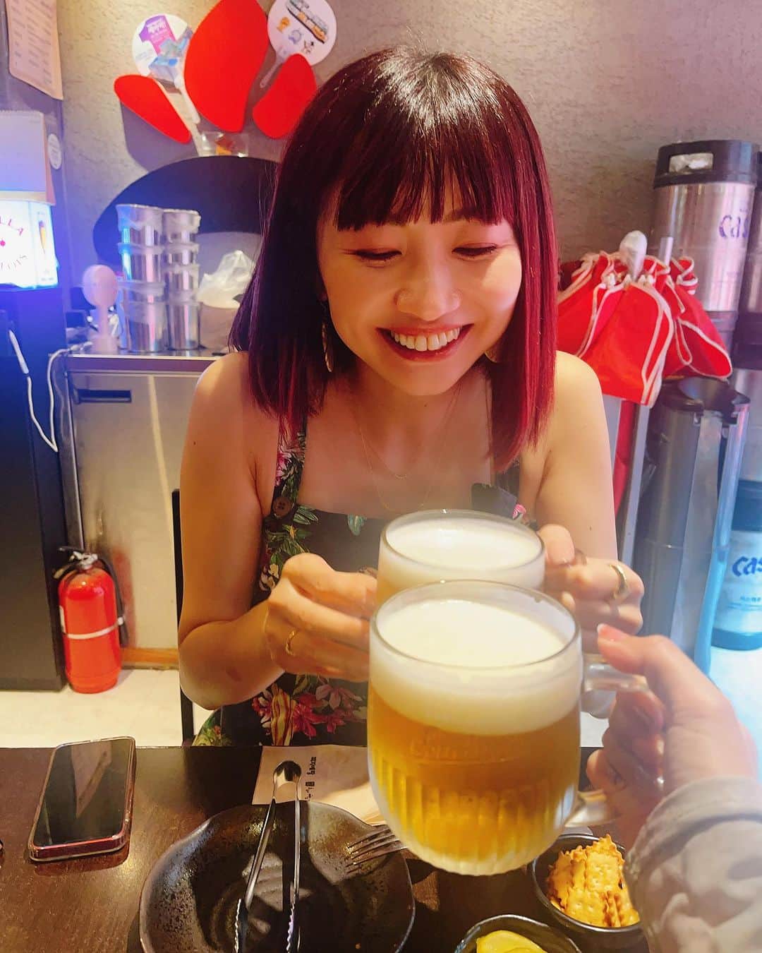 浜崎美保さんのインスタグラム写真 - (浜崎美保Instagram)「明洞のチキン通り🇰🇷🍗  暑くて店内☀️後ろのポスターが日本のだから韓国感ないけども🤭  着いたら韓国のビールで乾杯しよ〜😍🍻ってメニューの一番上のビールで乾杯して飲んでたんだけども…🥹  チェコのビールでした🤣🍺🇨🇿(飲んでる途中で知る😂)  その後は韓国のクラフトビール2種🍺🇰🇷どちらもめちゃくちゃ美味しかった👏✨琥珀色はコクが深くて旨みが強し、ワンコはフルーティーでクールダウンできる爽やかさ🤤チキンも永遠に食べられちゃうね🥹🍗  #韓国 #韓国旅行 #韓国グルメ #明洞 #明洞グルメ  #チキン通り #オパダック #명동 #오븐에빠진닭」8月4日 1時21分 - mihohamasaki_japan
