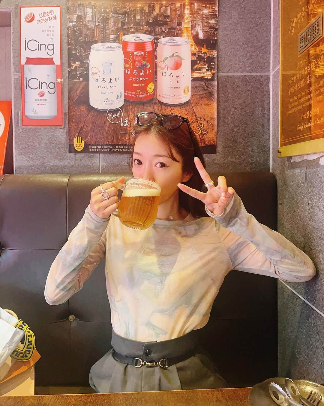 のインスタグラム：「明洞のチキン通り🇰🇷🍗  暑くて店内☀️後ろのポスターが日本のだから韓国感ないけども🤭  着いたら韓国のビールで乾杯しよ〜😍🍻ってメニューの一番上のビールで乾杯して飲んでたんだけども…🥹  チェコのビールでした🤣🍺🇨🇿(飲んでる途中で知る😂)  その後は韓国のクラフトビール2種🍺🇰🇷どちらもめちゃくちゃ美味しかった👏✨琥珀色はコクが深くて旨みが強し、ワンコはフルーティーでクールダウンできる爽やかさ🤤チキンも永遠に食べられちゃうね🥹🍗  #韓国 #韓国旅行 #韓国グルメ #明洞 #明洞グルメ  #チキン通り #オパダック #명동 #오븐에빠진닭」