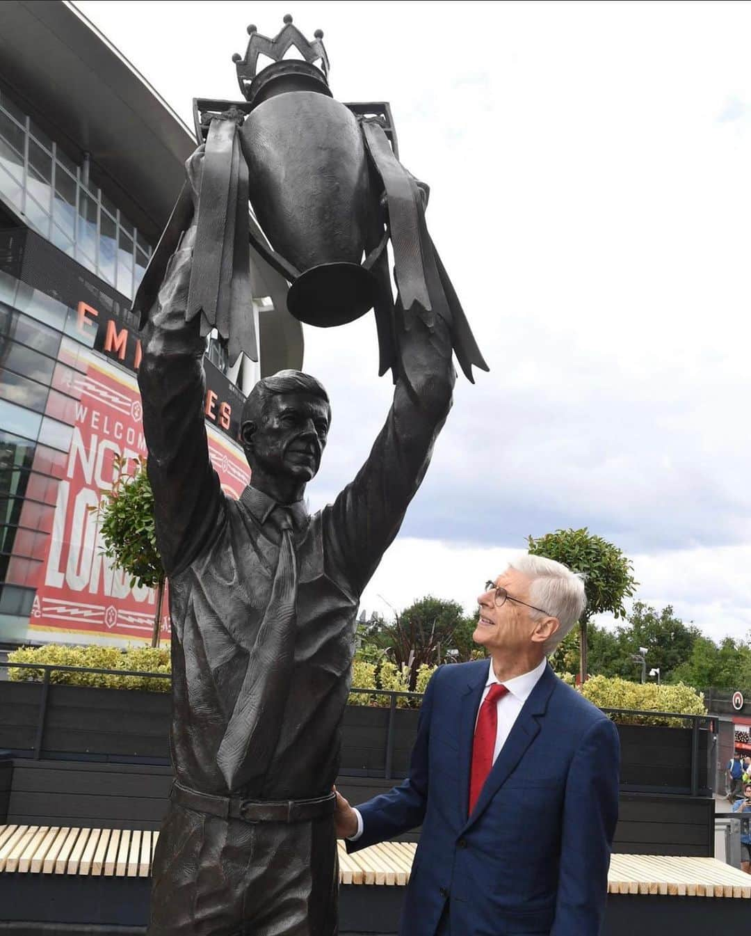 ヨハン・ジュルーのインスタグラム：「Thanks for everything Mr Arsenal ❤️  #tbt」