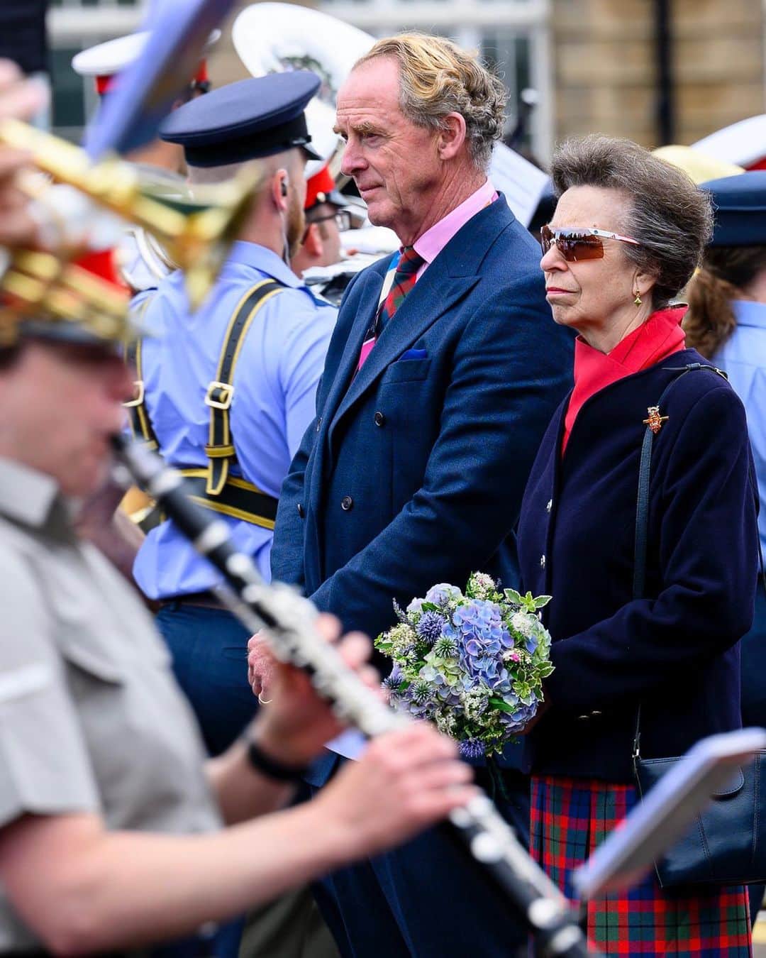 ロイヤル・ファミリーのインスタグラム：「One last rehearsal ahead of this year’s Royal Edinburgh Military Tattoo! 🏴󠁧󠁢󠁳󠁣󠁴󠁿    At Redford Barracks in Edinburgh, The Princess Royal watched one of the final rehearsals ahead of this year’s event, which begins tomorrow.   After watching some of the spectacular artistic performances by international military bands, Her Royal Highness met some of the performers and support staff on the parade ground. The @EdinburghTattoo event will include performers from the King’s Colour Squadron Royal Air Force, His Majesty the King’s Guard Band and Drill Team of Norway, The United States Air Force Band, Swiss Armed Forces Central Band and Trinidad and Tobago Defence Force Steel Orchestra.   👏 Wishing you the best of luck in the upcoming weeks!」