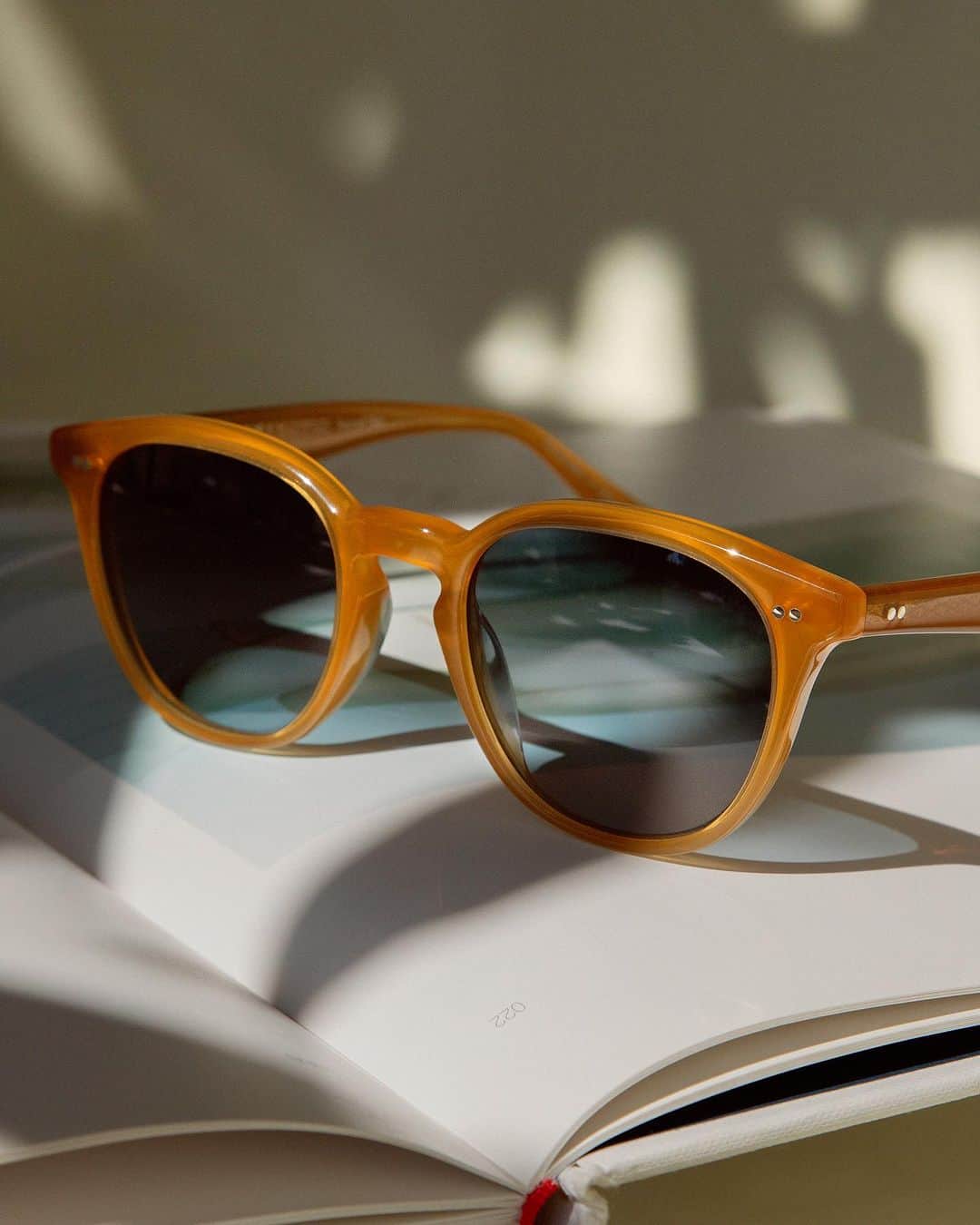 オリバーピープルズのインスタグラム：「Introducing a limited-edition Amber + Blue Gradient Desmon Sun. An everyday frame in a captivating colorway. Limited to 100 pieces worldwide.」