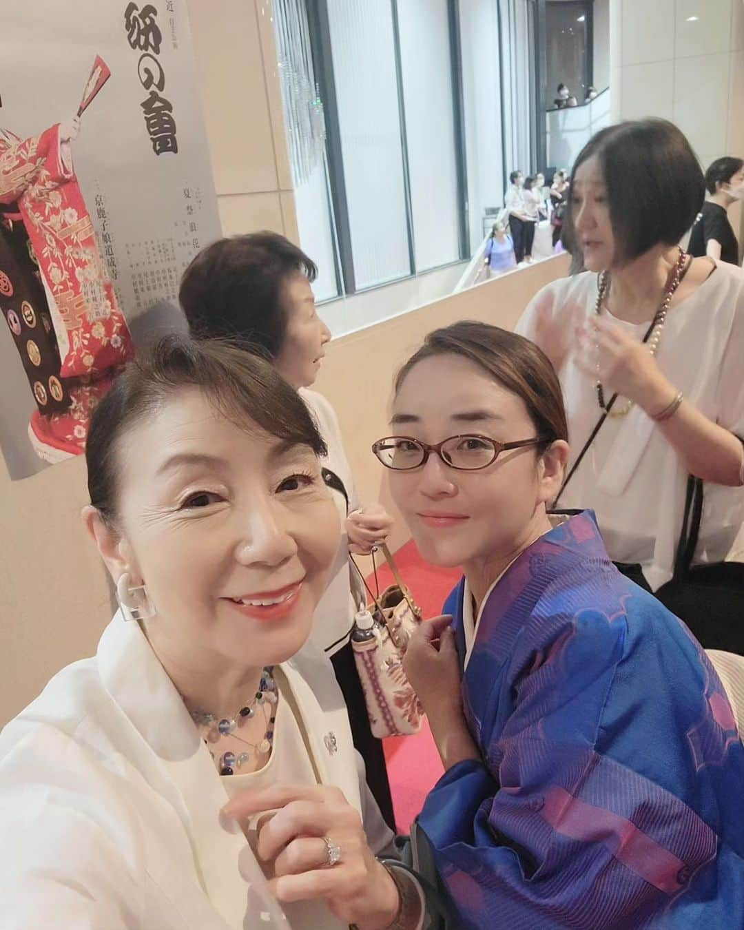 音無美紀子さんのインスタグラム写真 - (音無美紀子Instagram)「私のイチオシ、ケンケンこと尾上右近さんの自主公演「研の會」に行って来ました。 今年で七回目となった研の會へ、ケンケン追っかけの歌舞伎部仲間と行って参りました。 実力、人気ともうなぎ登りの右近さん。 どれだけ努力家なの！！！ 今回も、魅せてくれました。 「夏祭浪花鑑」の団七九郞兵衛の男臭さもカッコいい！巳之助さんとの息もぴったり。 心情を細やかに演じる右近さん、大詰め、ドロドロの結末を迎える立ち回りにはブラボーと声をかけたくなる程の熱演で、拍手が鳴り止まなかった。 35分の休憩を挟んで、 待ってました！！ 「娘道成寺」 息をのむほどの美しさ、艶やかさ、１時間、舞い続ける白拍子花子。理屈抜きに楽しめる演目。何度も衣装をかえながら舞う姿に、なぜか感動で涙がでた私です。プログラムに右近さんが書いているのですが、「日常を忘れられたと思って下さるお客様が一人でも多くいらっしゃいますように」と。 はい、日常を忘れて、酔わせて貰いました。 この人はどこまで伸びて行くんだろう❗ 楽しみで仕方ありません。 #尾上右近 #研の會 #歌舞伎部活動 #音無美紀子 #村井麻友美」8月4日 1時35分 - mikikootonashi