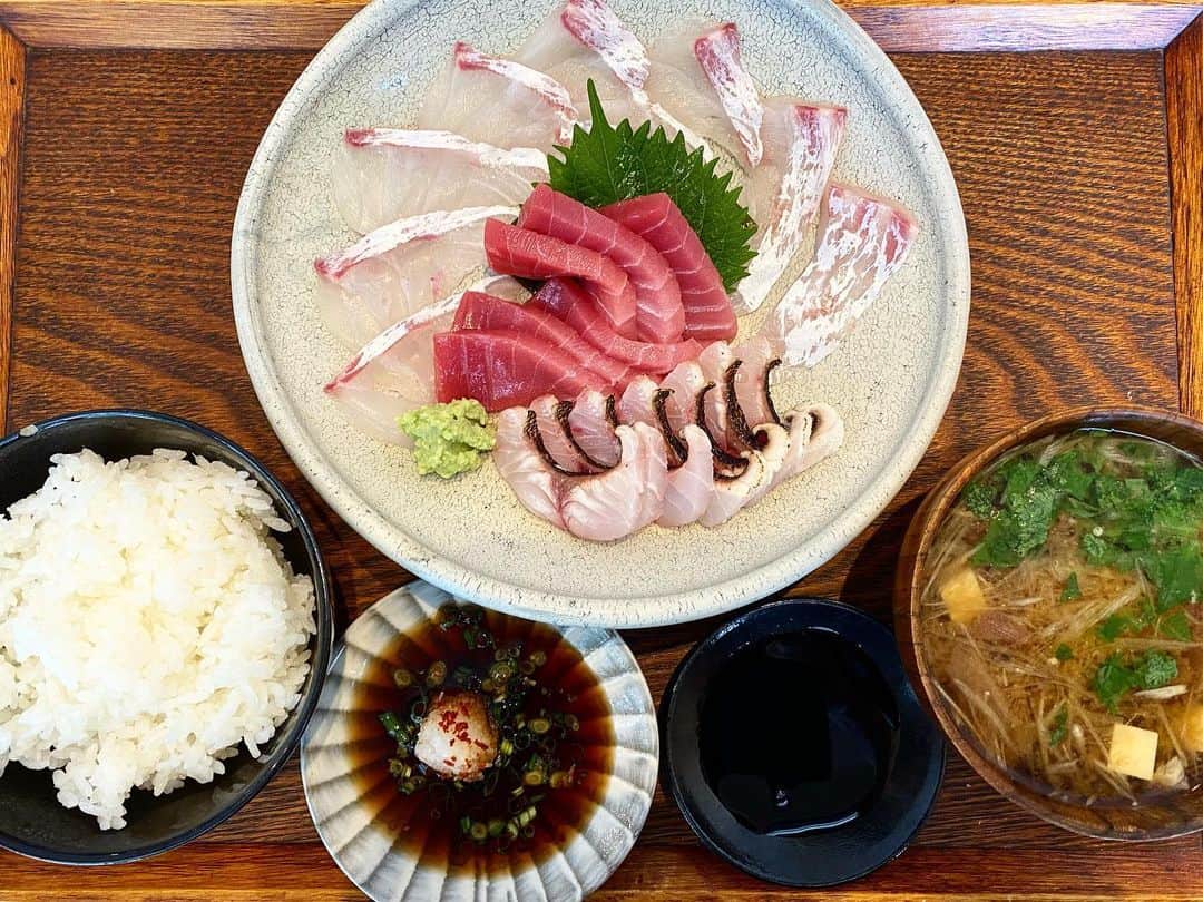 のインスタグラム：「這いつくばってでも辿り着きたい場所がある・・・そんな思いでココへ、辿り着けた福岡滞在❤︎  ランチタイムのお刺身定食で確実なるパワーチャージ。  新装オープンで広くなった店内も素敵！！！  リニューアルおめでとうございます！！！  #飯すけ #福岡  写真見てヨダレが・・・(*ﾟ∀ﾟ*)」