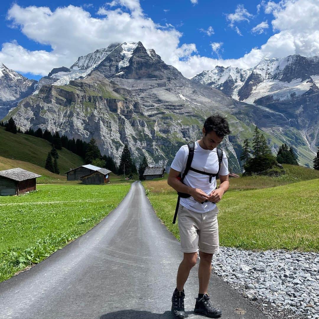 ダニ・ペドロサのインスタグラム：「Beautiful hike today in the Alps」