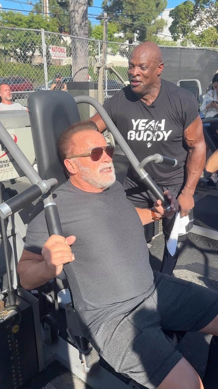 アーノルド・シュワルツェネッガーのインスタグラム：「We all need training partners to help us reach our potential. I know Franco was looking down on @ronniecoleman8 pushing me today and smiling. Join our village at the link in my bio and I’ll push you every day with a free email.」