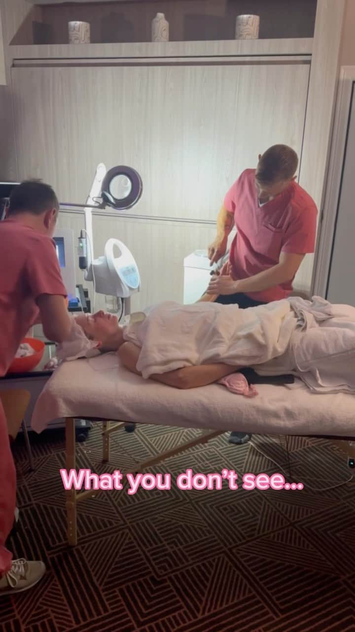 パリス・ヒルトンのインスタグラム：「How I prep vs the final product! 💗Skincare and wellness are key to an iconic performance✨⭐️ #Skincare #SummerOfSliving #Tomorrowland @Zendi_MedSpa @Gera_Therapy」
