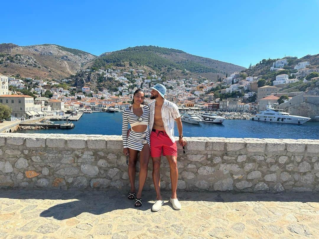 エイヨシャ・カレーのインスタグラム：「Had the most wonderful time exploring Hydra! Thank you to the sweetest tour guide Maria Voulgari. It’s so beautiful to experience someone who loves where they come from and are so generous to offer up their knowledge. Feeling blessed and grateful.」