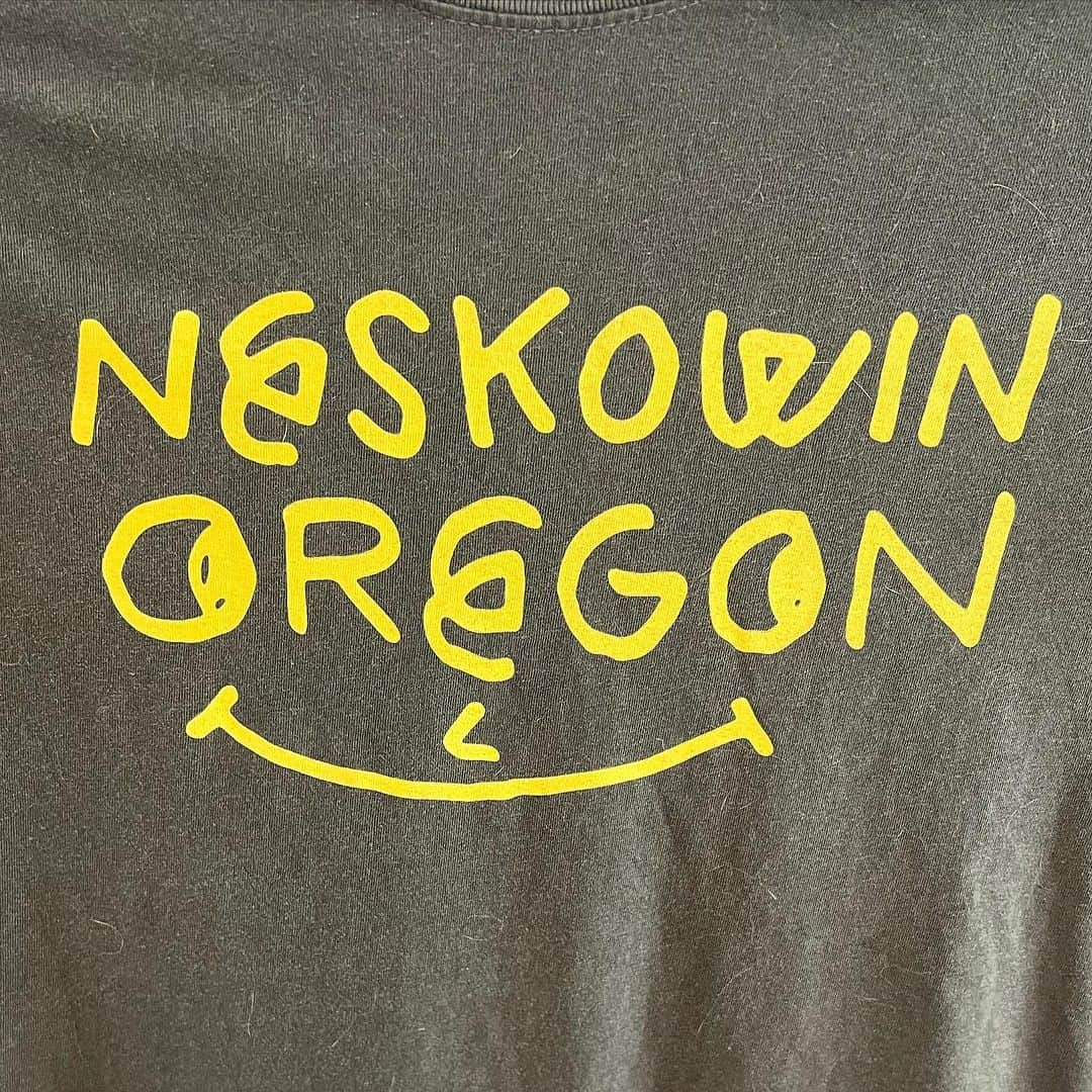 Jason G. Sturgillさんのインスタグラム写真 - (Jason G. SturgillInstagram)「This one has been a long time in the making. I started talking with @proposalsforall back in 2020 about doing something and now I can share some of that with you. Neskowin is a little beach town on the Oregon Coast and is home to Proposal Rock, the Ghost Forest and most recently Proposals which is an arts organization creating a community centered around art and experiences. From what started as an idea for a mural sprouted into a line of merchandise available and on display at @neskowintradingco. It’s a great day trip from Portland and there’s also some great places to stay for a longer vacation. Check out the following hashtags and location tag for pics of the area. #neskowin #neskowinghostforest #neskowinbeach #neskowinproposalrock」8月4日 1時55分 - jgspdx