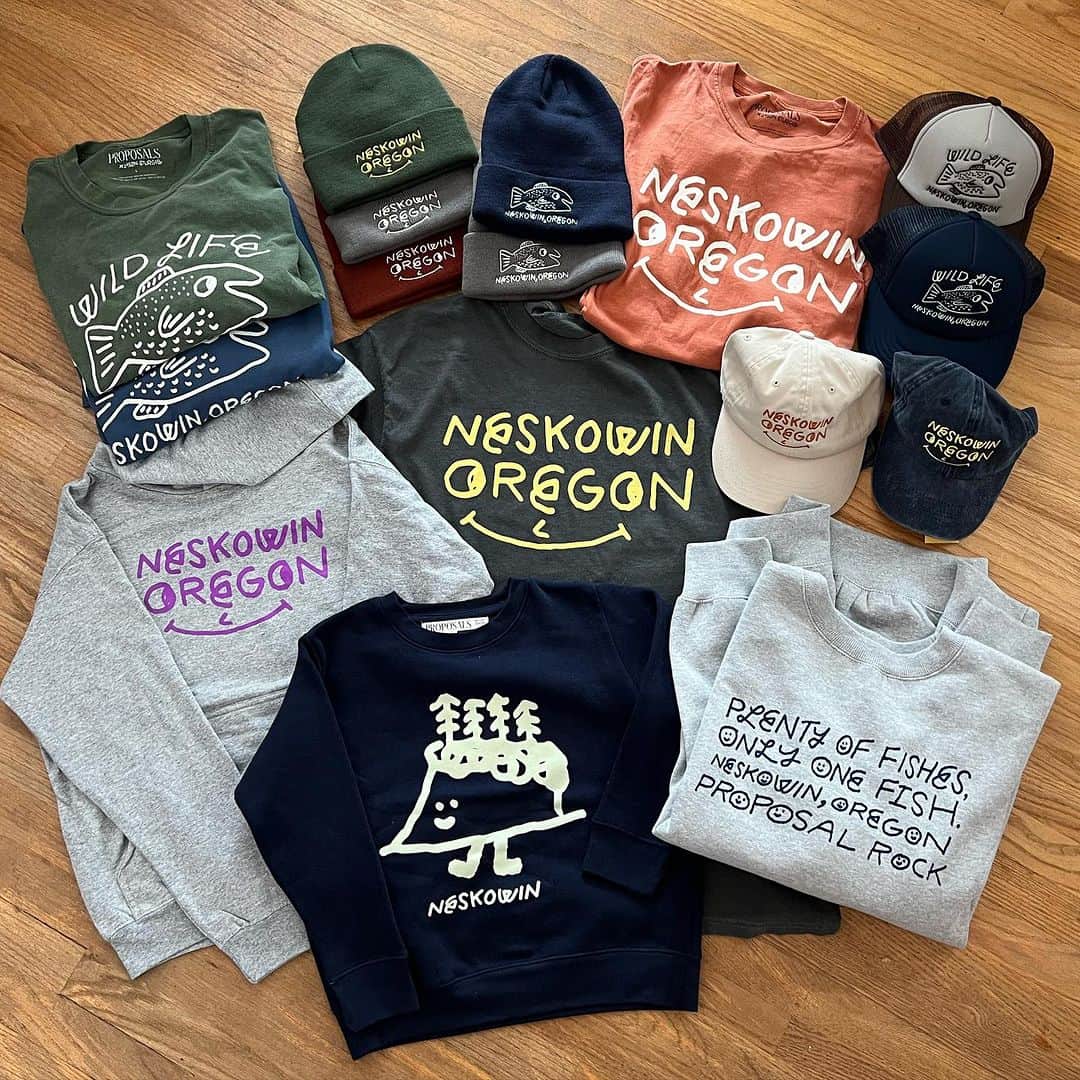 Jason G. Sturgillのインスタグラム：「This one has been a long time in the making. I started talking with @proposalsforall back in 2020 about doing something and now I can share some of that with you. Neskowin is a little beach town on the Oregon Coast and is home to Proposal Rock, the Ghost Forest and most recently Proposals which is an arts organization creating a community centered around art and experiences. From what started as an idea for a mural sprouted into a line of merchandise available and on display at @neskowintradingco. It’s a great day trip from Portland and there’s also some great places to stay for a longer vacation. Check out the following hashtags and location tag for pics of the area. #neskowin #neskowinghostforest #neskowinbeach #neskowinproposalrock」