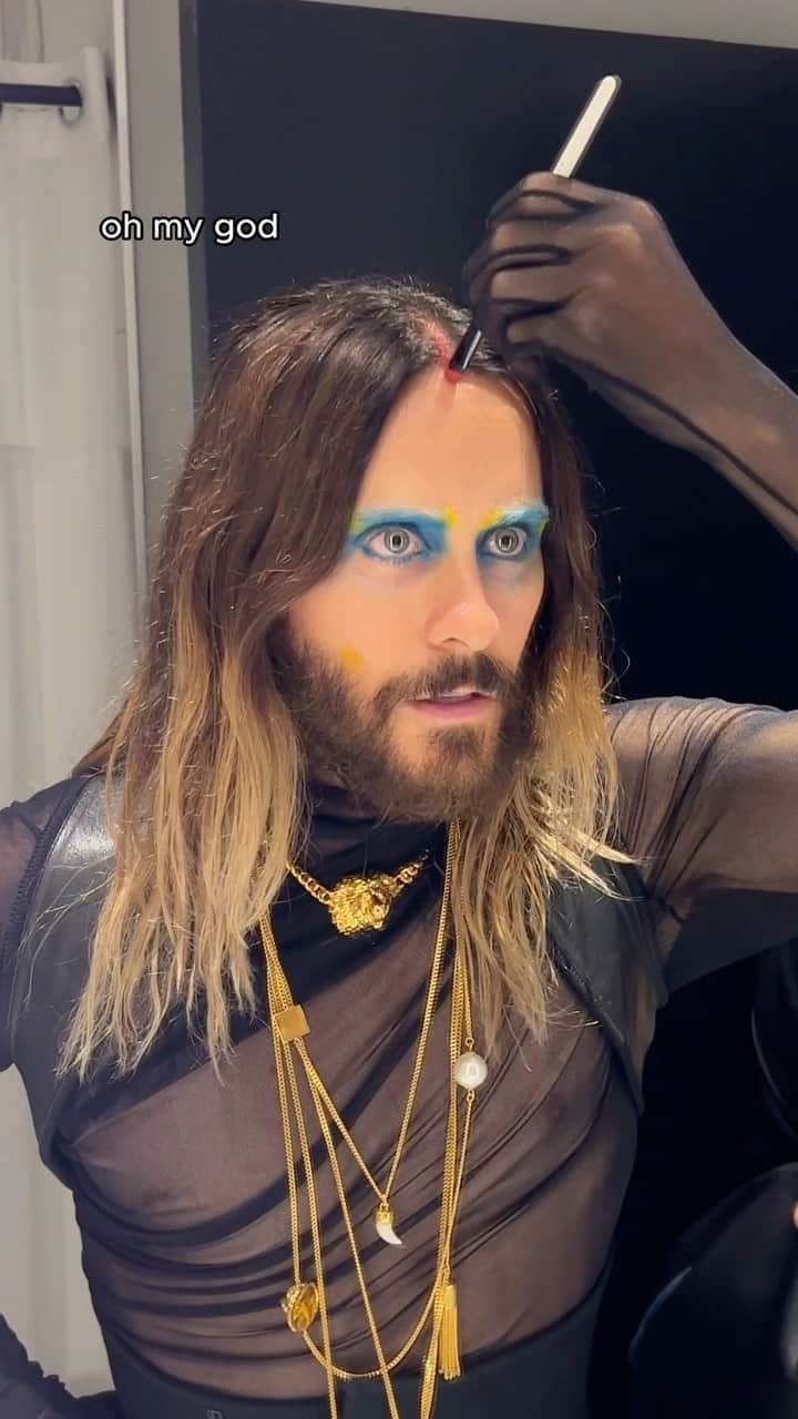 ジャレッド・レトのインスタグラム：「#GetReadyWithMe #makeuptutorial😭👨🏻‍🎤🕺🏻😂」