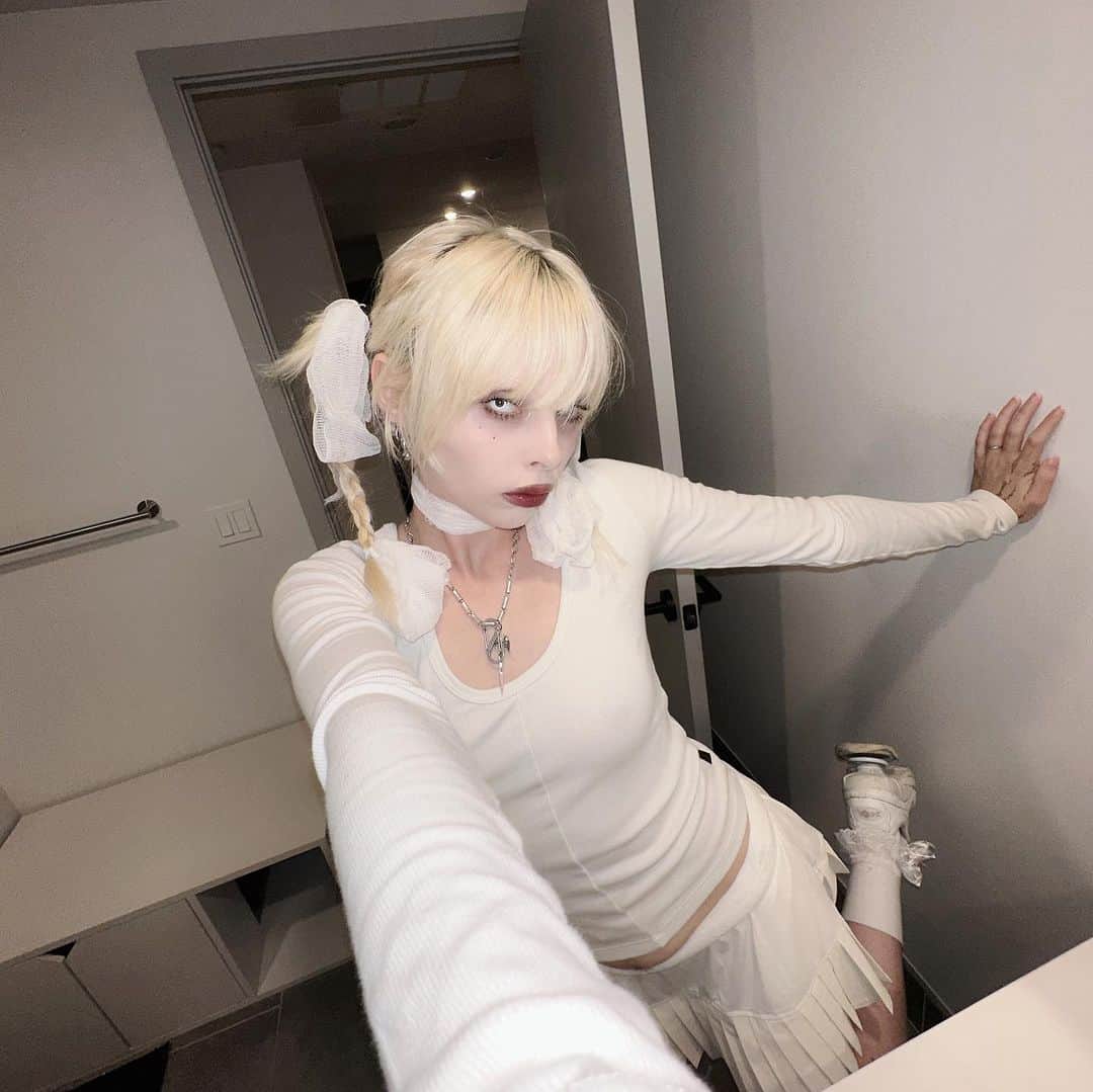 UNIFのインスタグラム：「@spkygoth in the white Scoop Long Sleeve 🤍🤍」