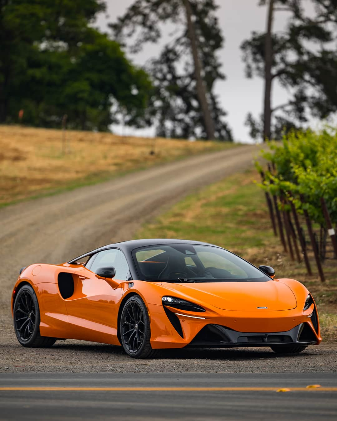 McLaren Automotiveさんのインスタグラム写真 - (McLaren AutomotiveInstagram)「The McLaren Artura’s stance is pure supercar, right down to its signature dihedral doors. #McLaren #McLarenAuto #McLarenArtura」8月4日 2時02分 - mclarenauto