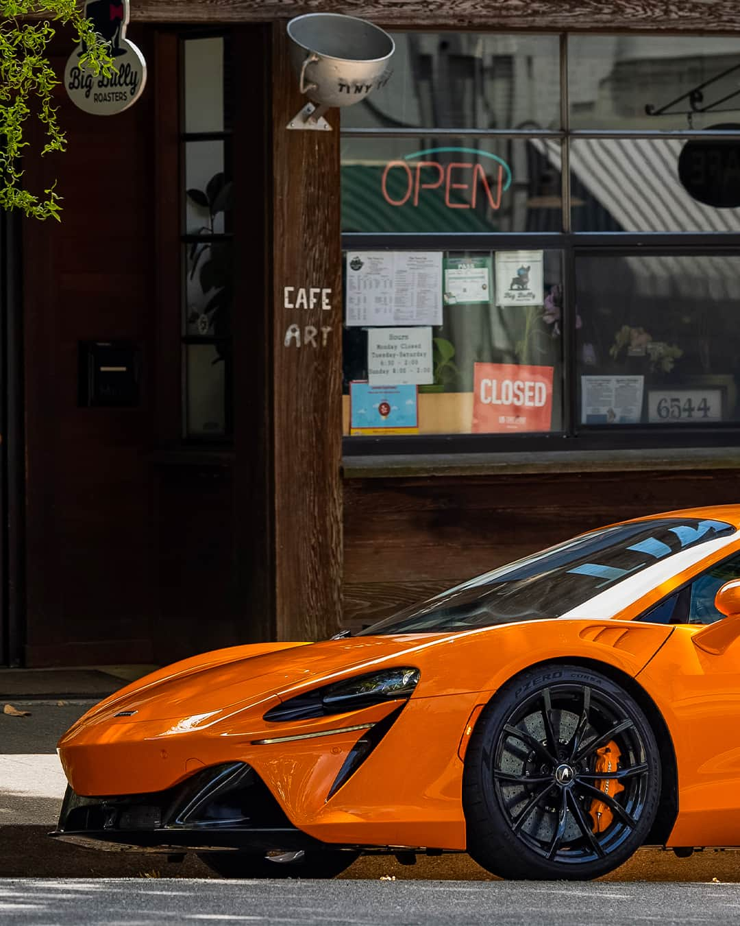 McLaren Automotiveさんのインスタグラム写真 - (McLaren AutomotiveInstagram)「The McLaren Artura’s stance is pure supercar, right down to its signature dihedral doors. #McLaren #McLarenAuto #McLarenArtura」8月4日 2時02分 - mclarenauto