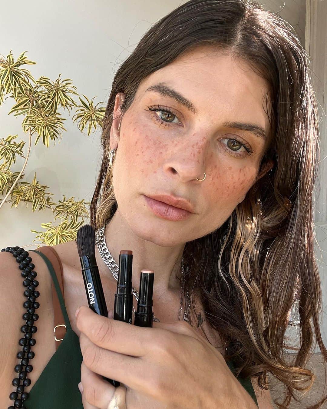glorianotoさんのインスタグラム写真 - (glorianotoInstagram)「DID YA KNOW - you can use @noto_botanics contour kit to create a summer freckle look? Multi-Use Endlessness at its finest - tutorial coming soon」8月4日 2時18分 - glorianoto